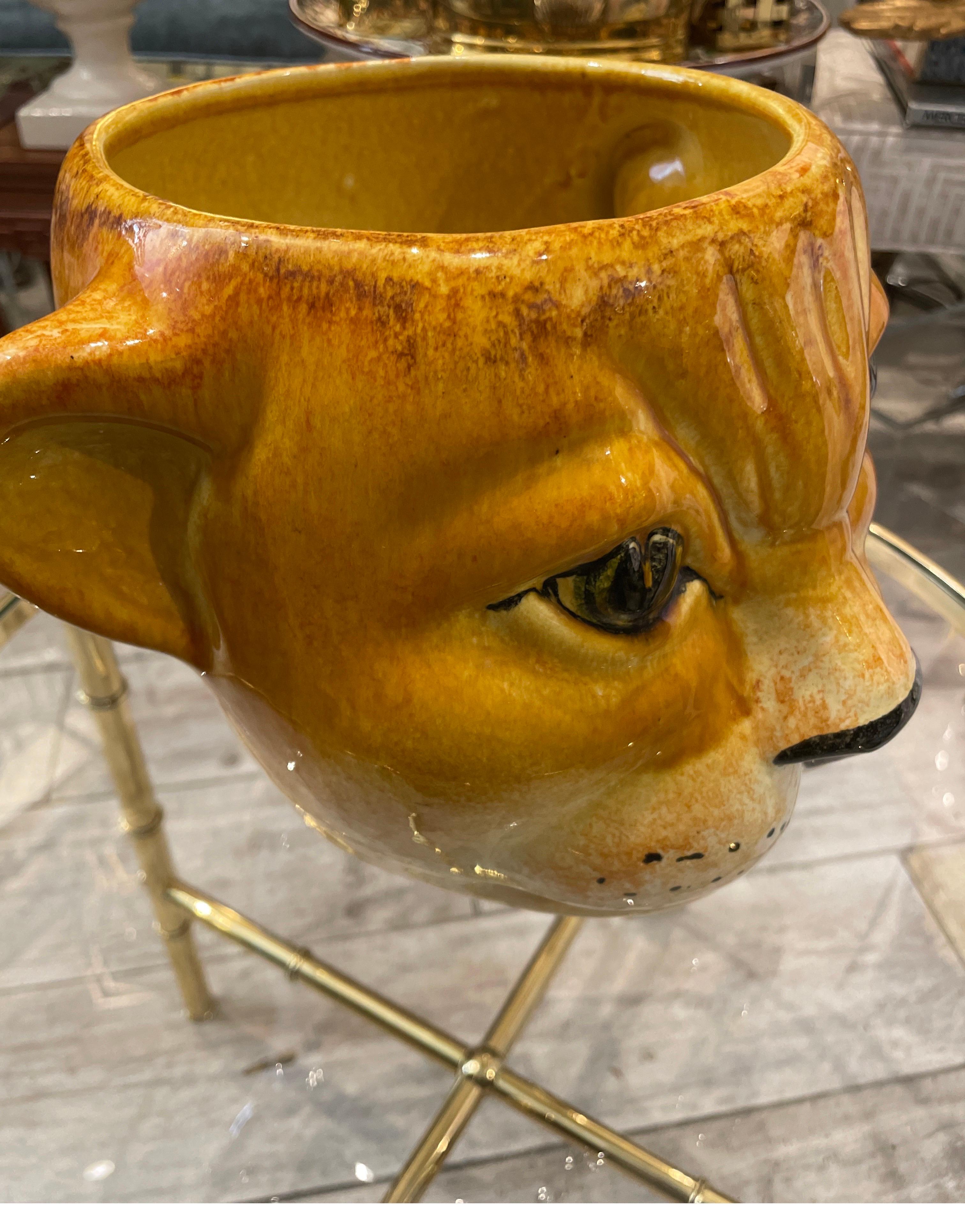 Olla de terracota italiana esmaltada vintage con cabeza de león Italiano en venta