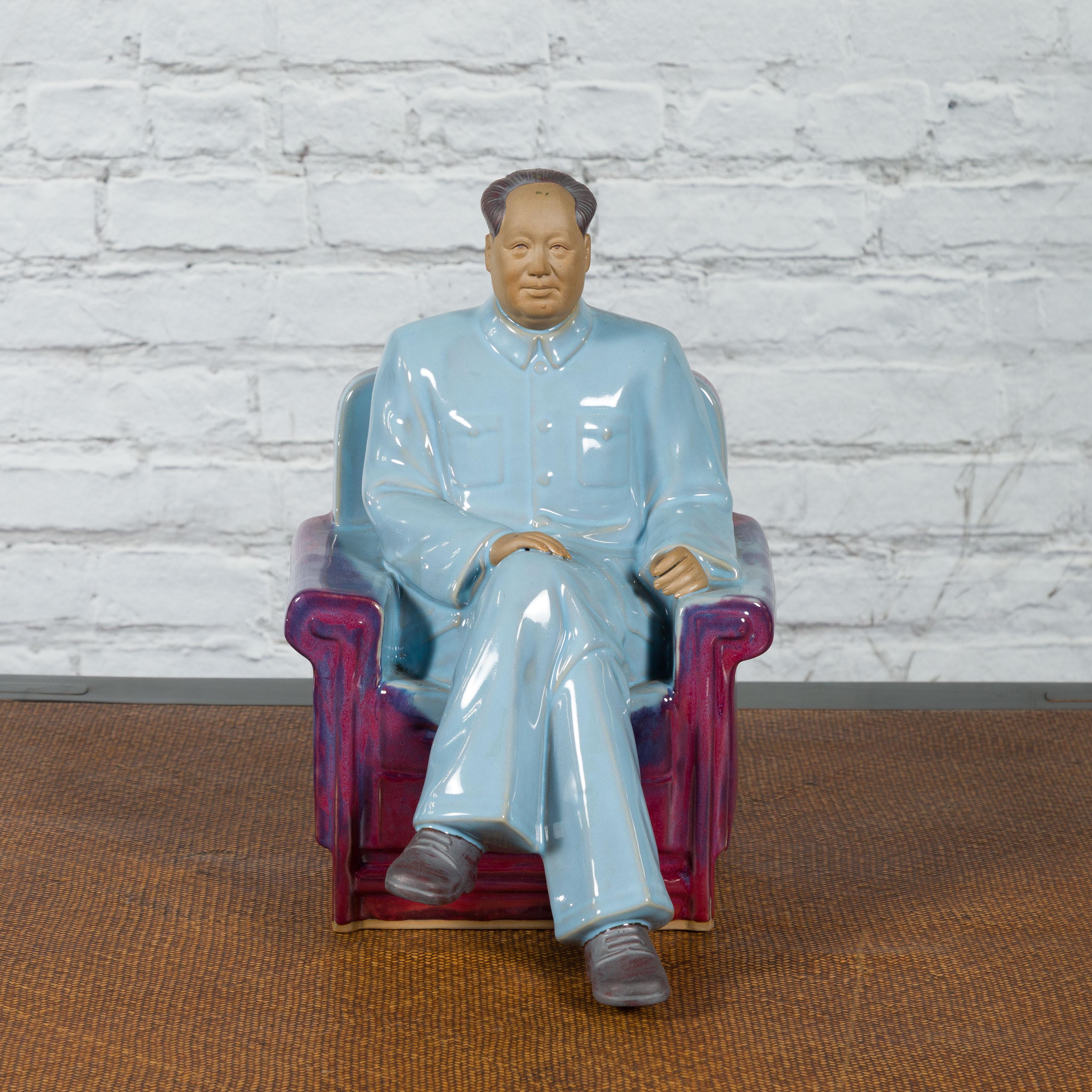 Chinesische glasierte Porzellanstatuette von Mao Zedong, sitzend auf einem Sessel (Glasiert) im Angebot