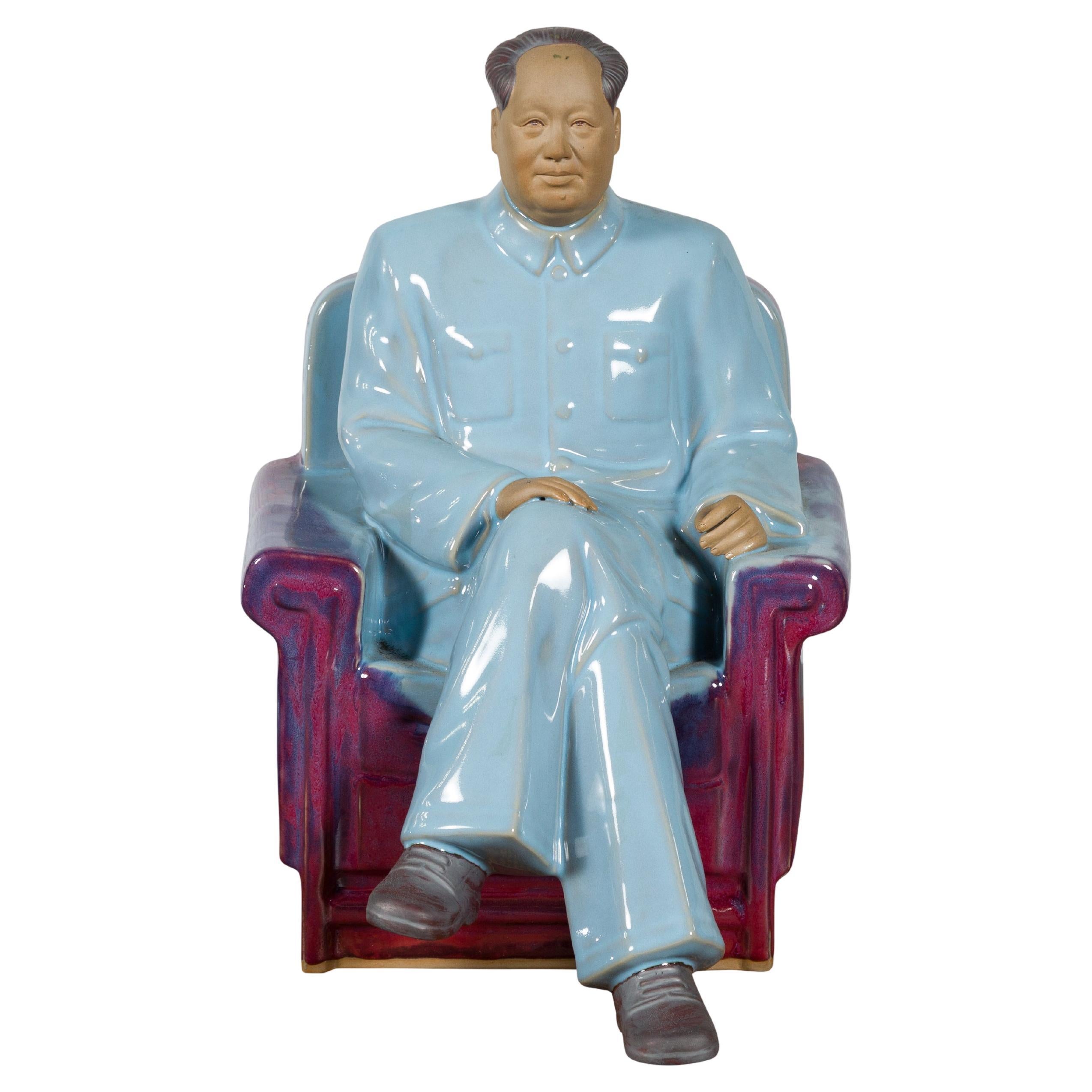 Chinesische glasierte Porzellanstatuette von Mao Zedong, sitzend auf einem Sessel im Angebot