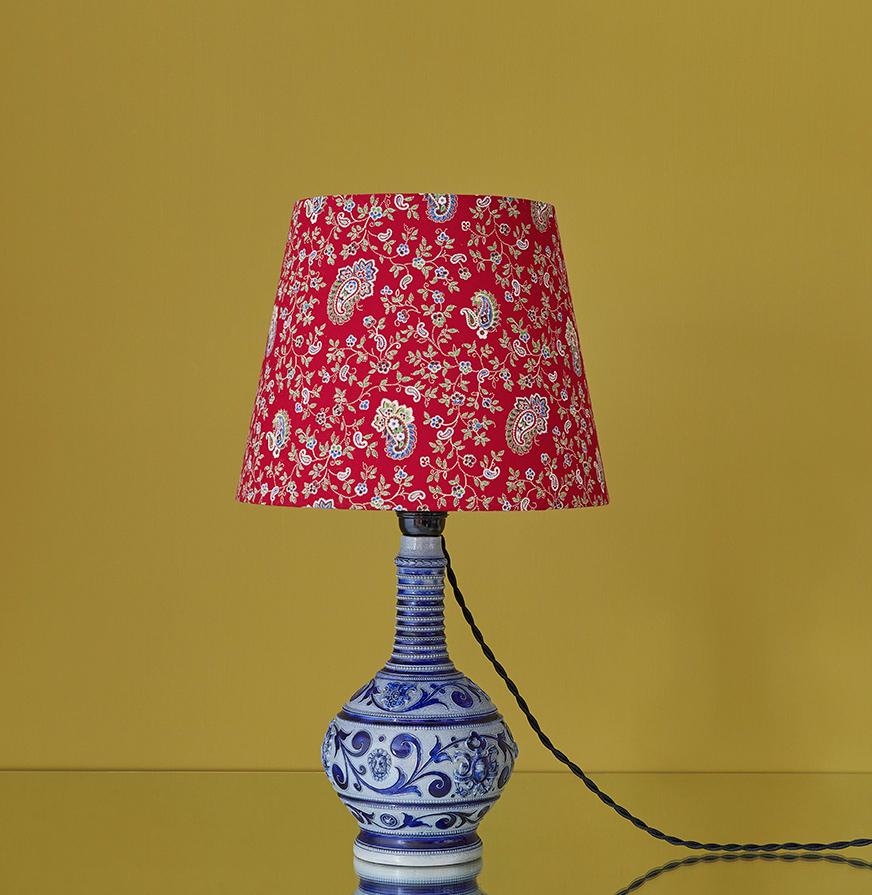 France, Vintage

Blue sandstone table lamp with red customised shade by us.

H 47 x Ø 27 cm.