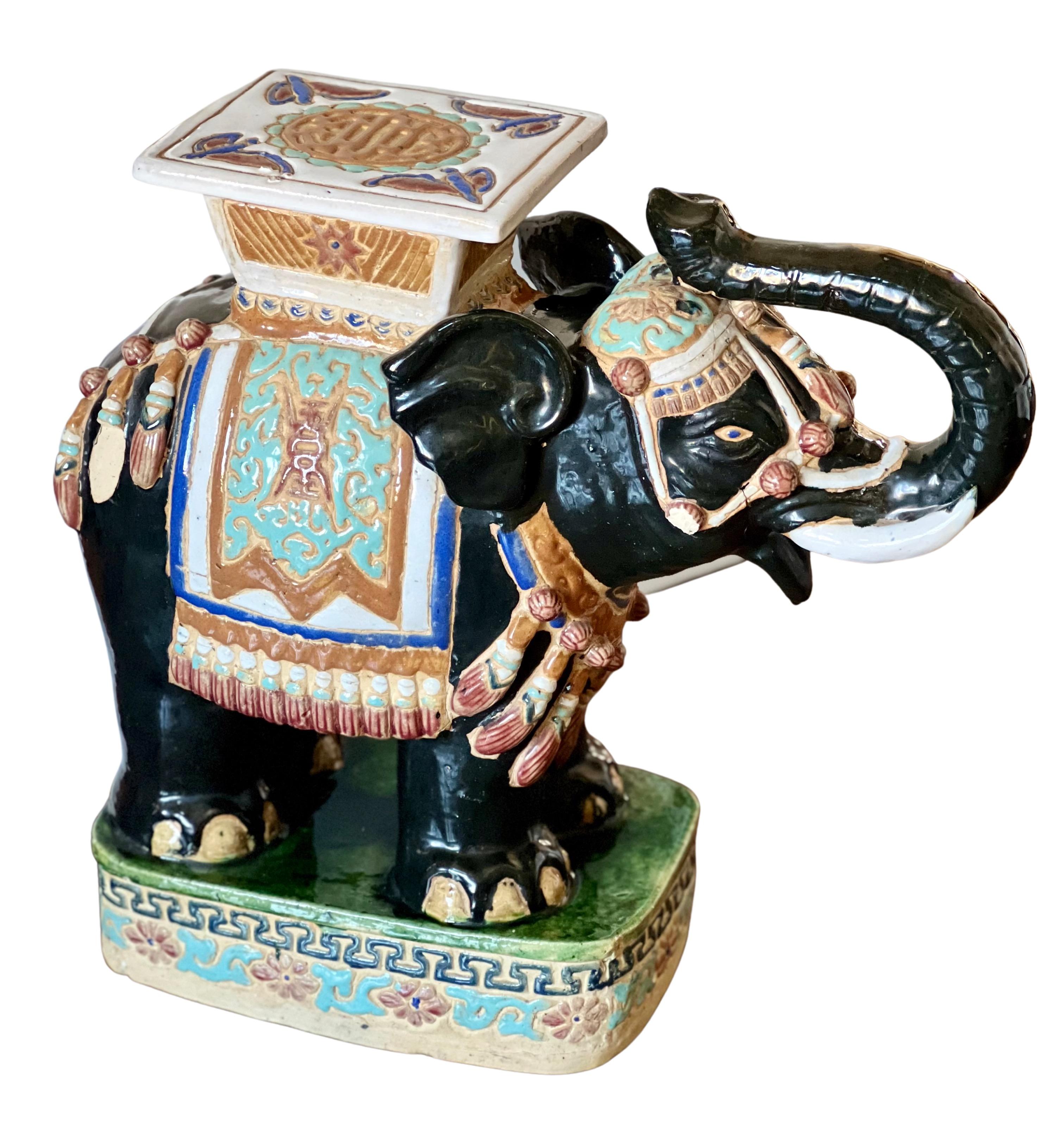 Tabouret de jardin ou table d'appoint vintage en forme d'éléphant. Adorable éléphant à la trompe surélevée en terre cuite de jardin blanche vibrante. Charmant accent pour votre patio ou parfait pour une table d'appoint pour les boissons dans