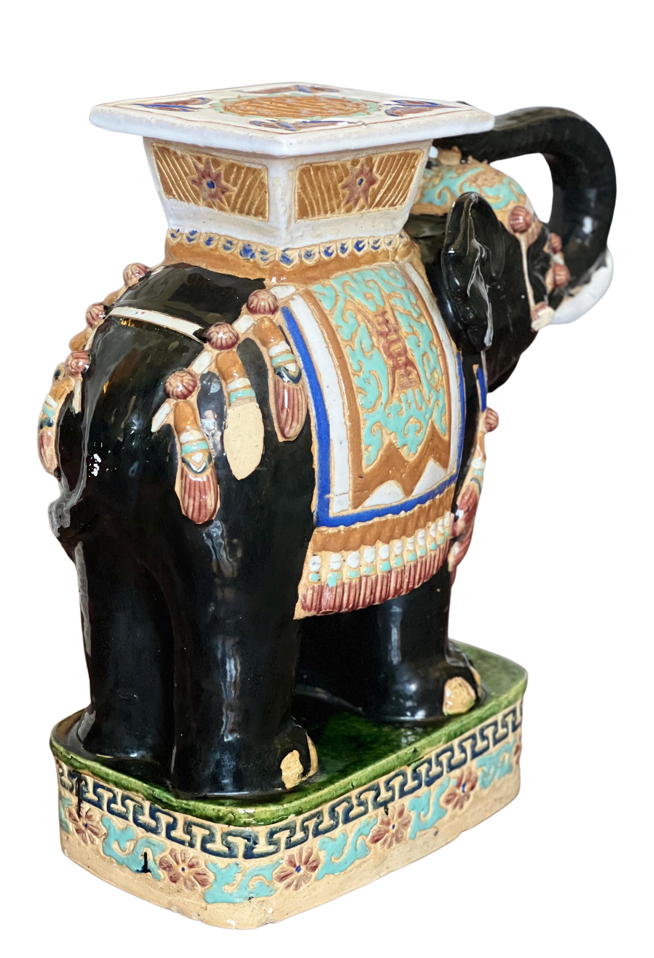 glasierter Terrakotta-Gartenhocker oder Tisch mit Elefantenmotiv im Zustand „Gut“ im Angebot in Doylestown, PA