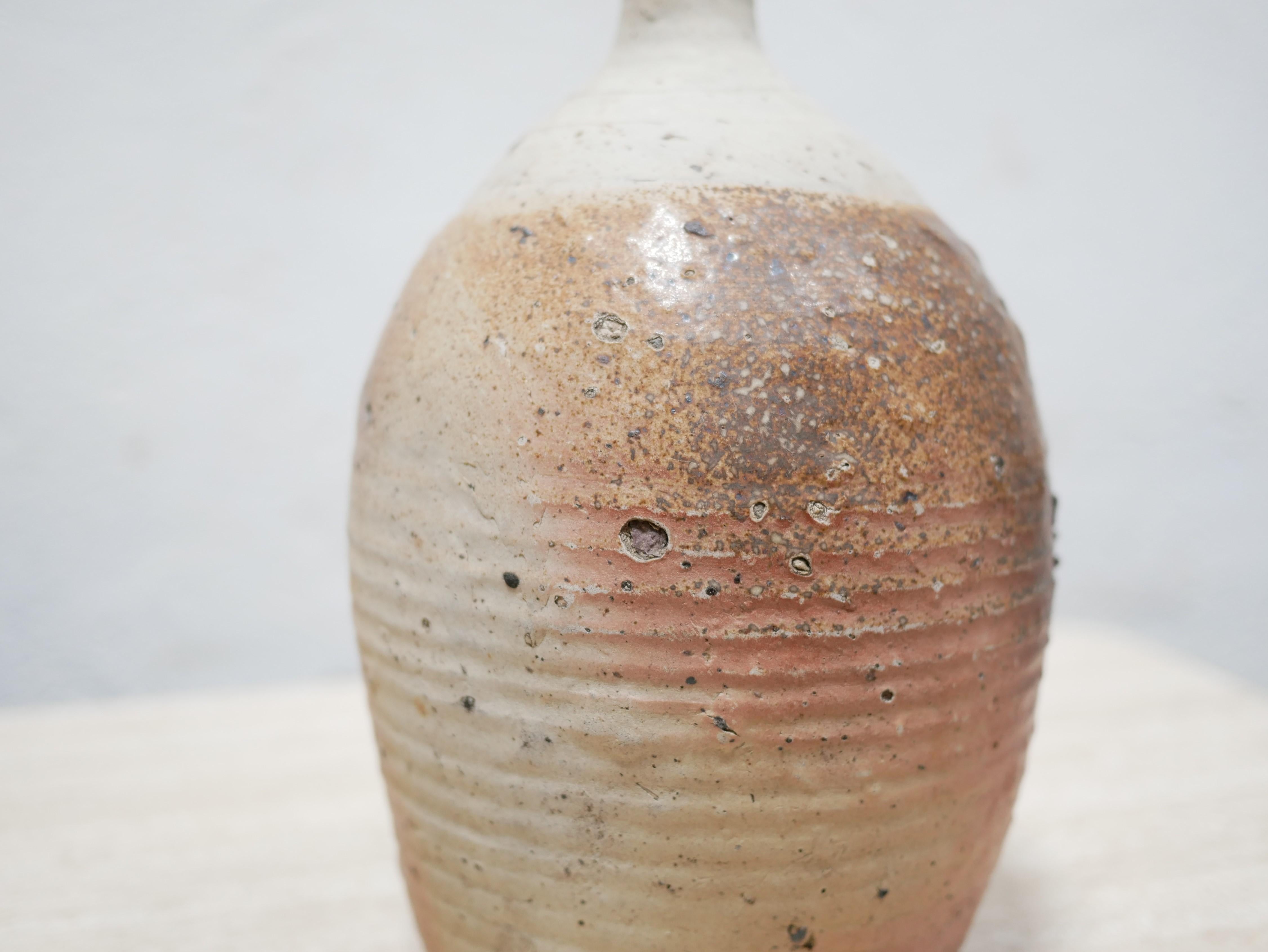 Glazed terracotta jar from the 60s.

With its modern shape and mineral hue, this ceramic will be perfect in a natural, refined and delicate decoration.
We simply imagine it placed on a shelf or piece of furniture, adorned with a few dried flowers