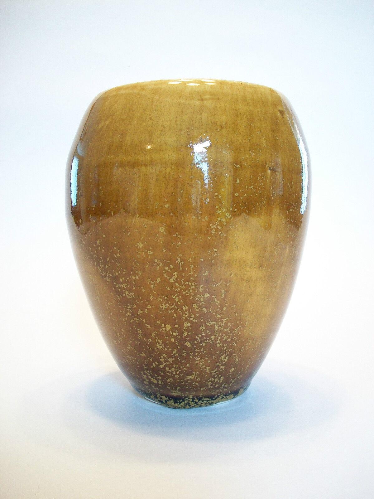 Vintage Glazed/Thrown Studio Pottery Vase - Signed - Canada - Late 20th Century In Good Condition For Sale In Chatham, ON