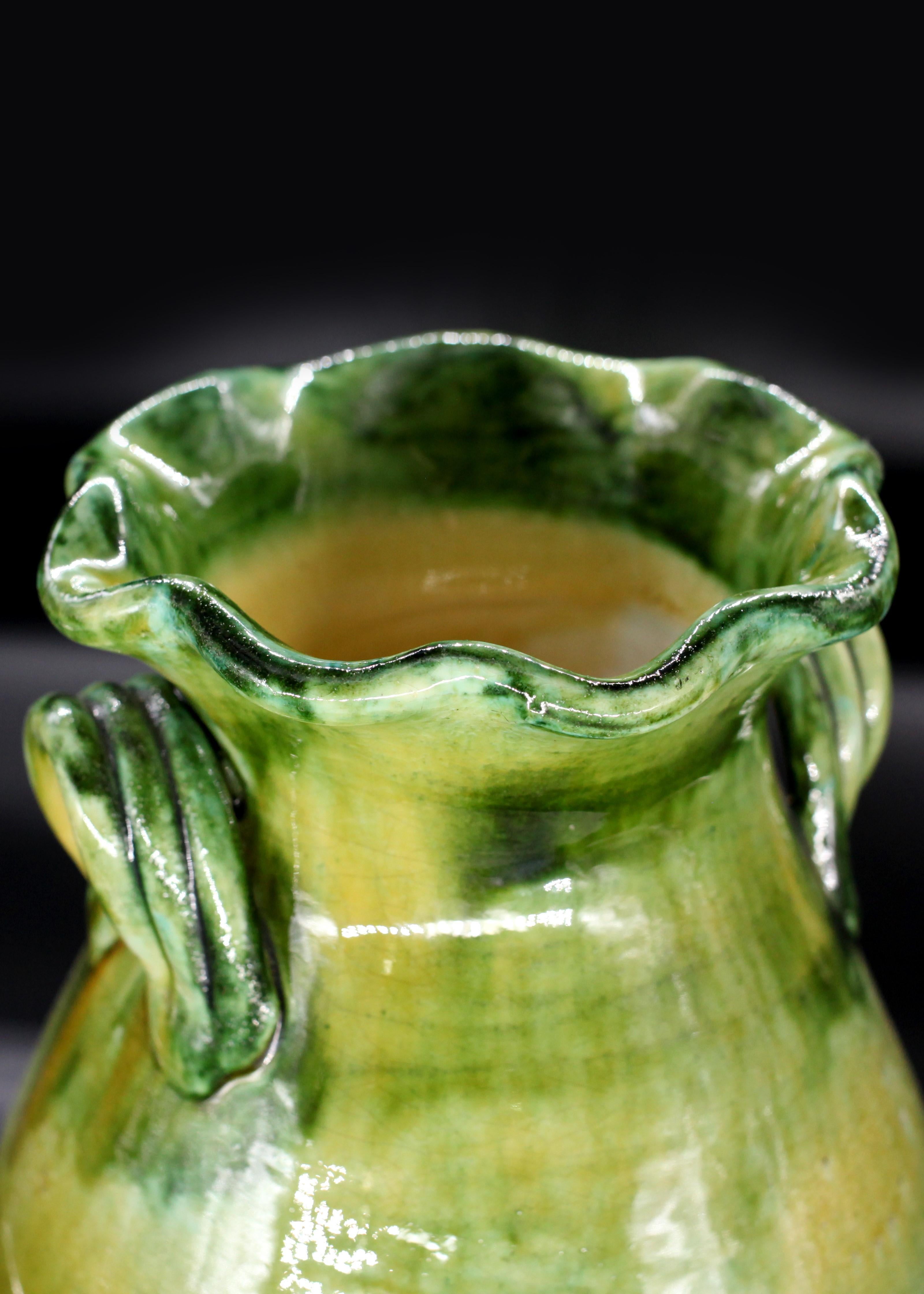 Genießen Sie mit dieser glasierten Vase von Vietri den Ruhm der italienischen Kunst des 20. Perfekt geformt und glasiert für zusätzliche Ästhetik, ist es mehr als nur ein Blumenhalter, es ist ein Fest der italienischen Keramikkunst.

ZUSTAND: SEHR