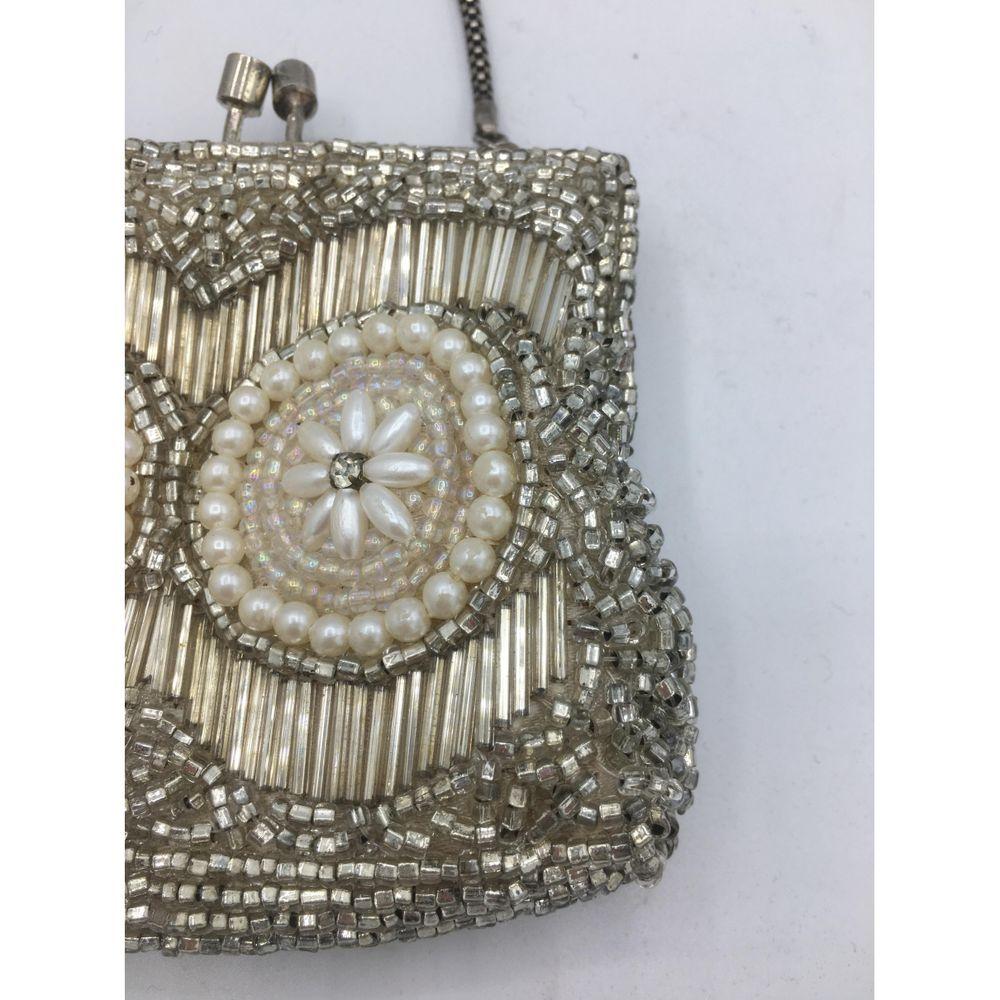 Vintage Glitter Handtasche in Silber

Vintage-Tasche. Silberne Hardware und Perlen. Perfekt, um dem Outfit Licht zu verleihen. Größe: 11cmX10cm, der Griff misst 13cm. Wie Sie auf den Fotos sehen können, ist das Zubehör durch die Zeit gezeichnet,