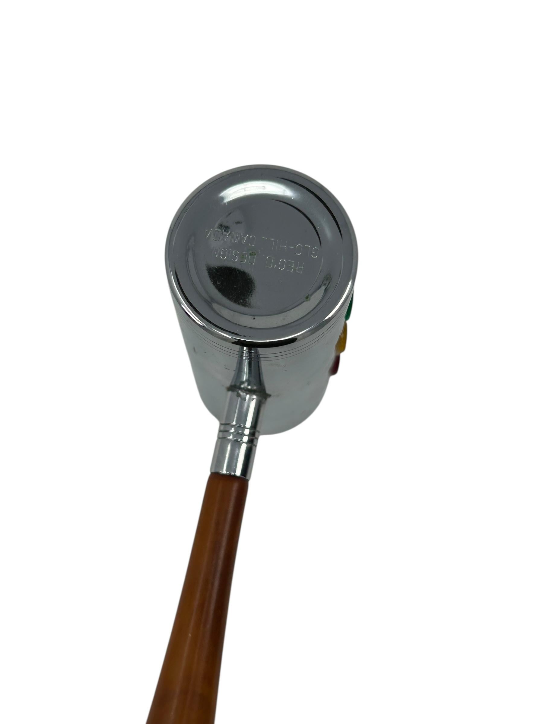 Zylindrischer, verchromter Messbecher mit braunem Bakelitgriff von Glo-Hill. Die zylindrische 