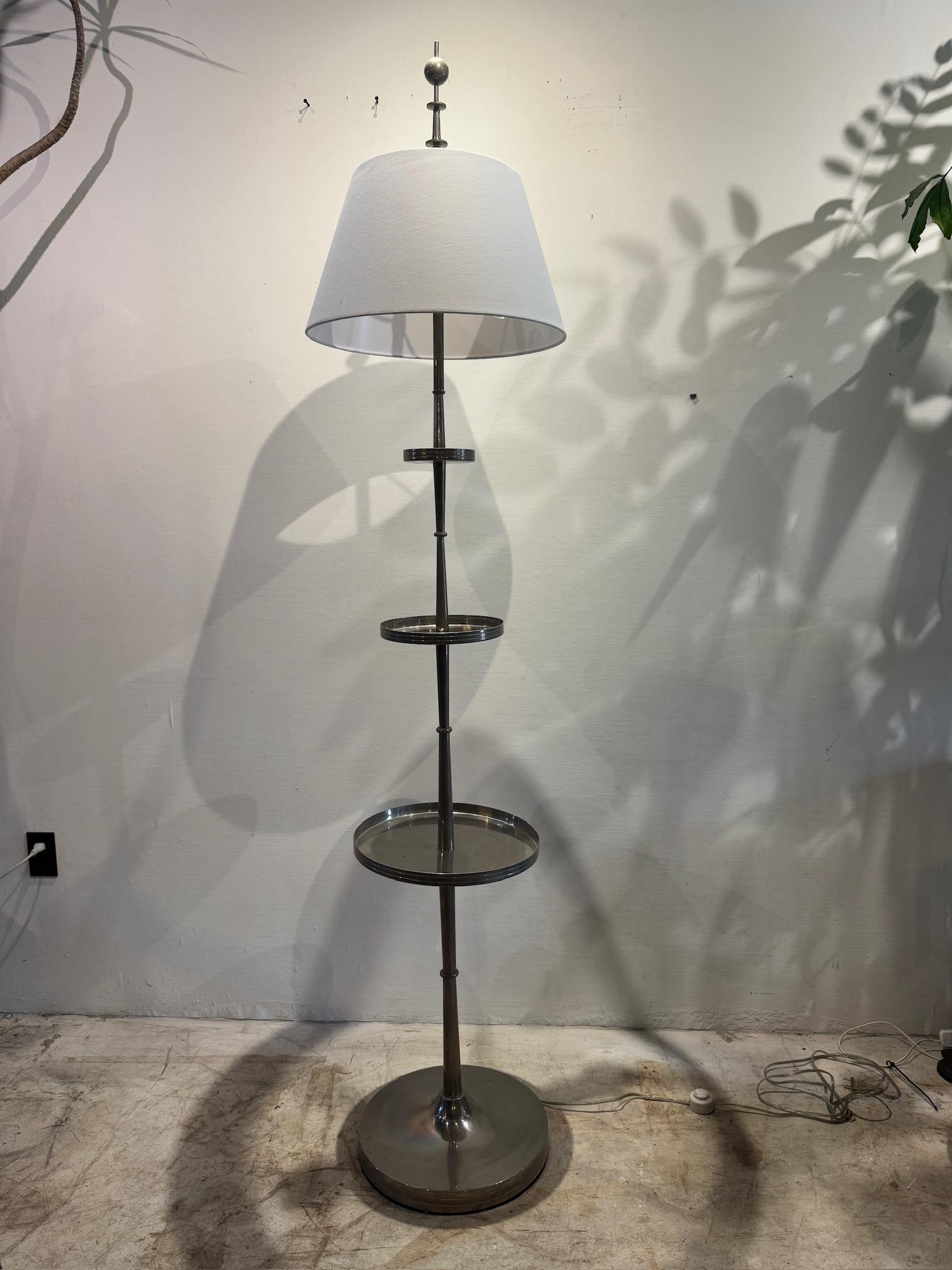Lampada da terra vintage a più livelli in acciaio inossidabile di Global Views, realizzata in India nel 2007, che mette in mostra il caratteristico mix di stile industriale moderno e design funzionale del marchio. Realizzata in acciaio inossidabile