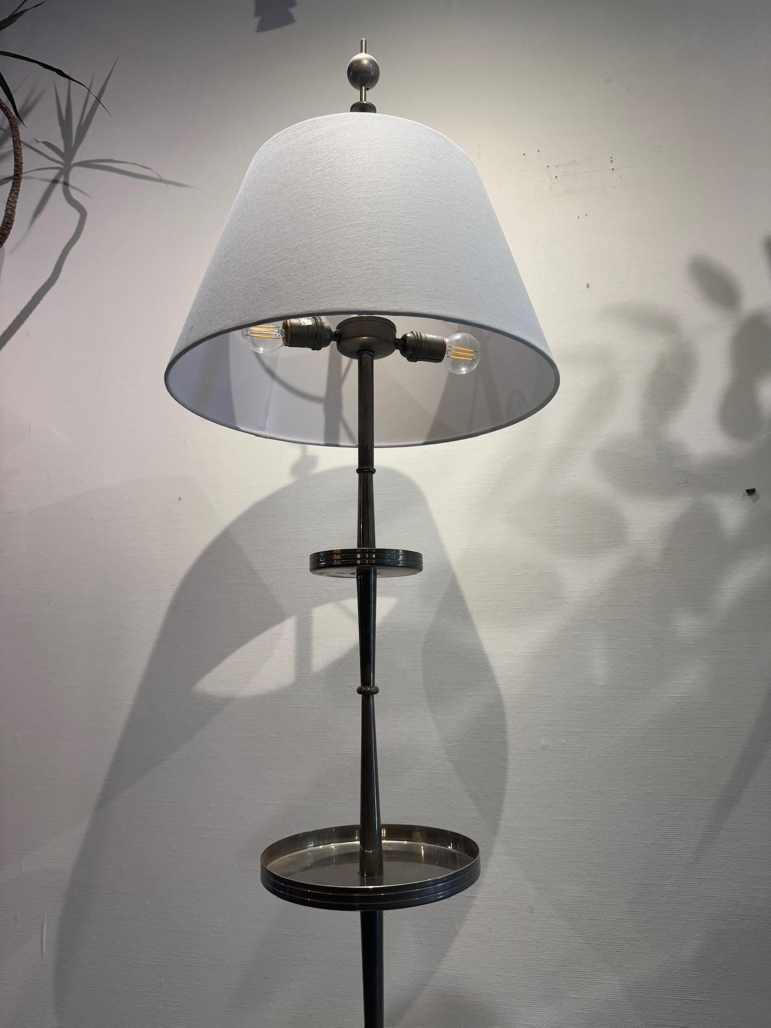 Lampada da terra a più livelli in acciaio inox vintage di Global Views - Industrial Modern in vendita 1