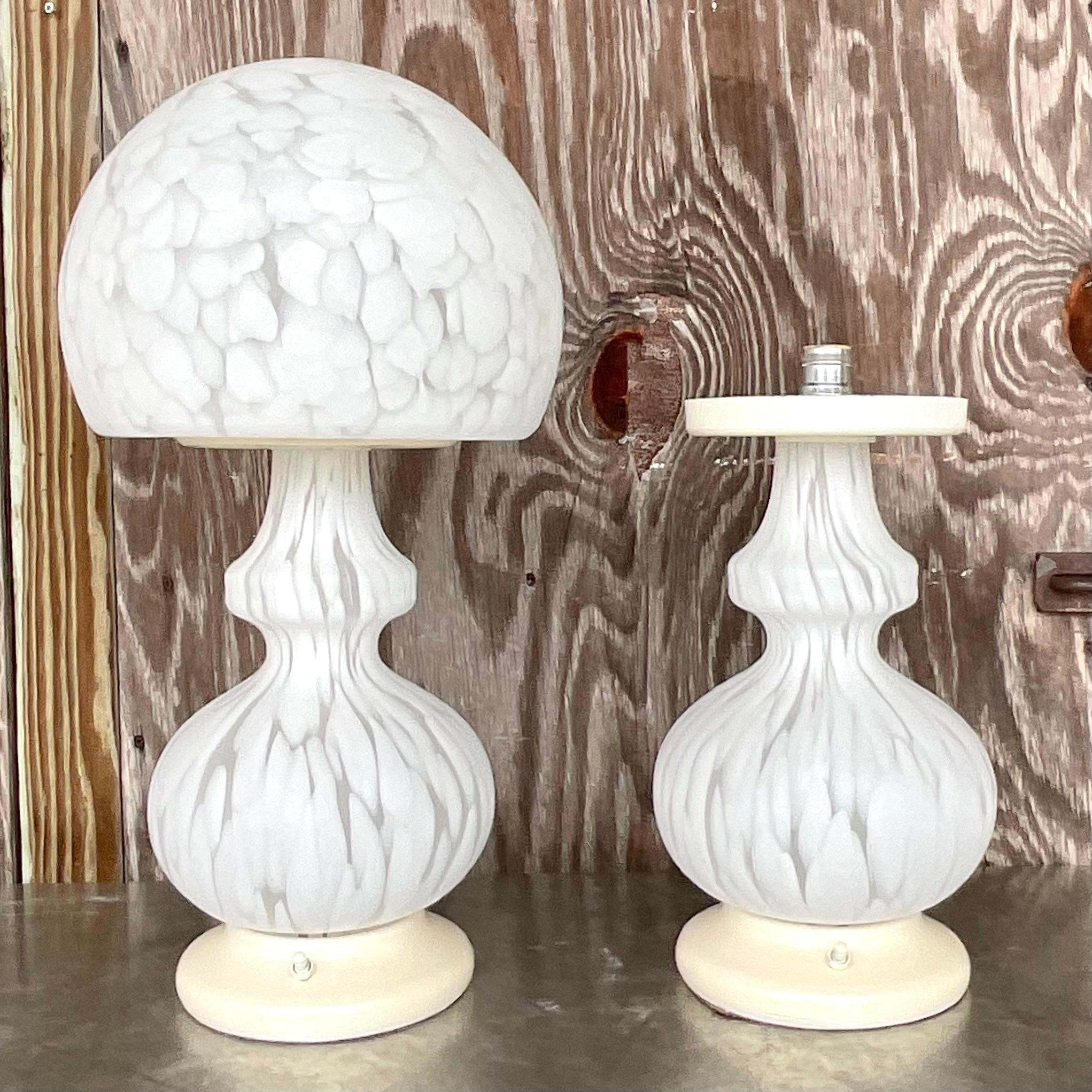 Illuminez votre espace avec sophistication en utilisant nos lampes Globe Sommerso en verre Murano Vintage pour Murano - Une paire. Ces lampes exquises mettent en valeur l'élégance intemporelle du design américain, alliant l'art du verre de Murano au