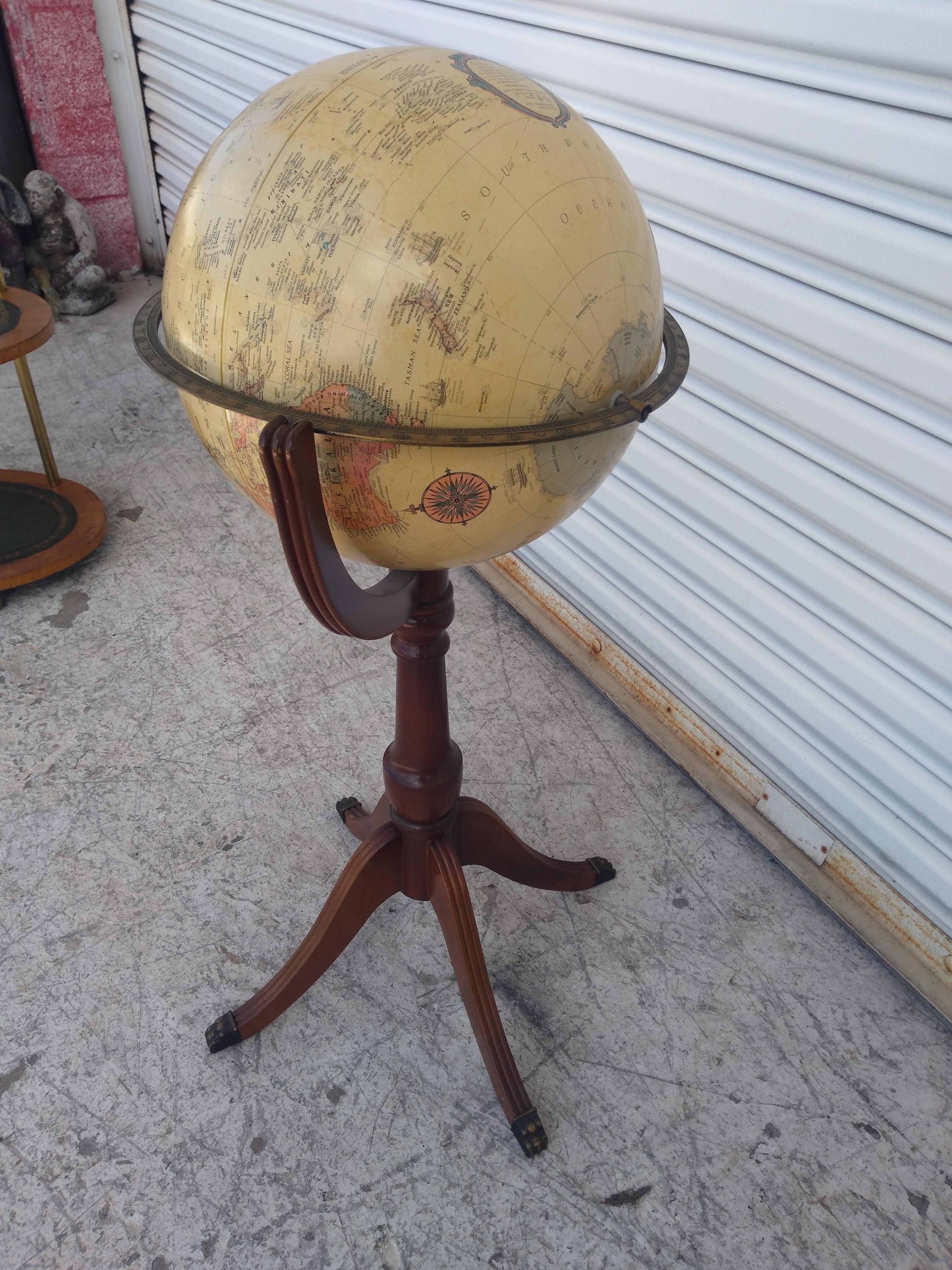 Il s'agit d'un beau globe vintage. Il est monté sur un trépied en forme de piédestal. La base est construite dans un style régence. Ce globe provient du bureau de Roger Rolke de Shell Oil Co.

Un bel ajout à votre bureau ou à votre bibliothèque.