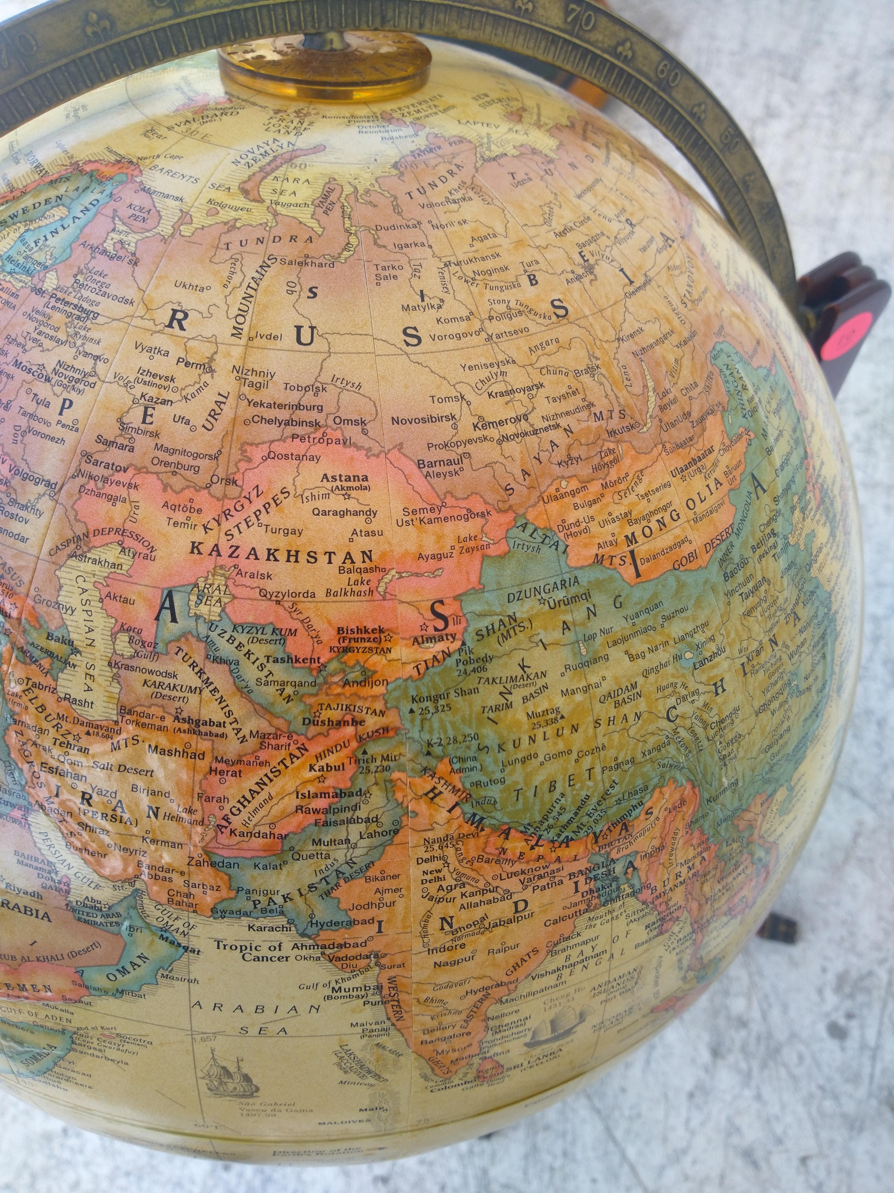 Globe terrestre vintage sur The Pedestal Stand Bon état - En vente à Pasadena, TX