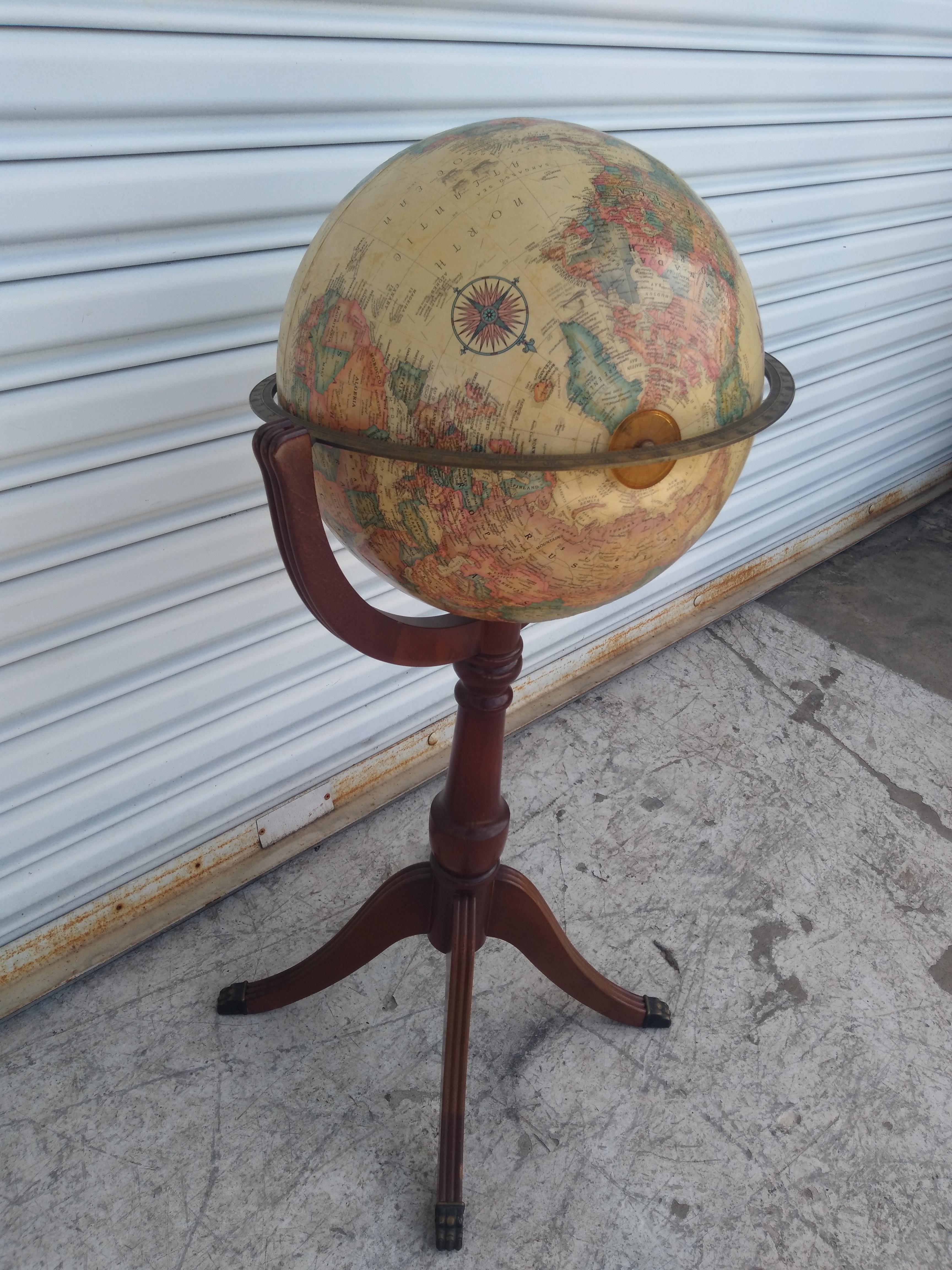 20ième siècle Globe terrestre vintage sur The Pedestal Stand en vente