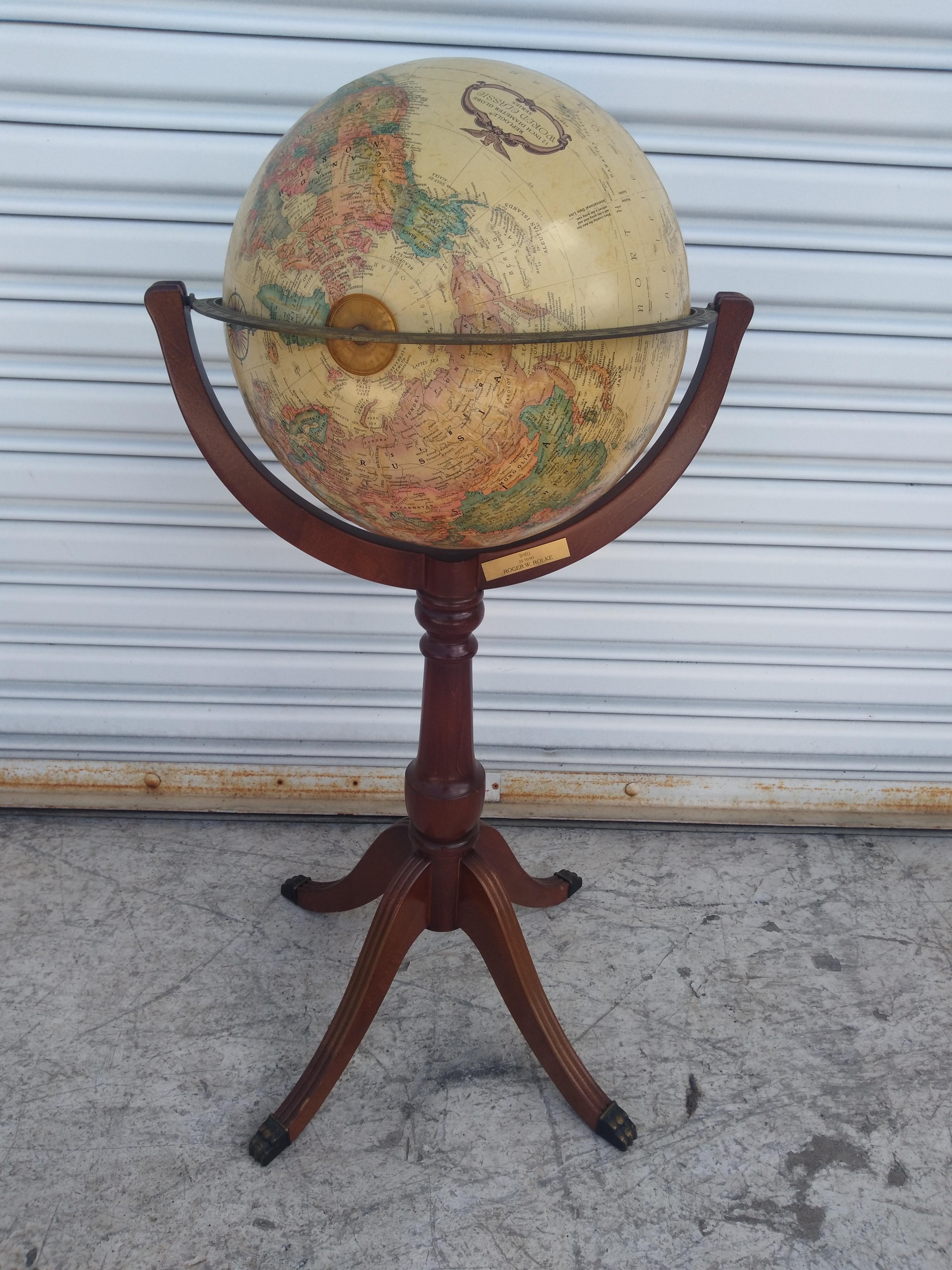 Bois Globe terrestre vintage sur The Pedestal Stand en vente