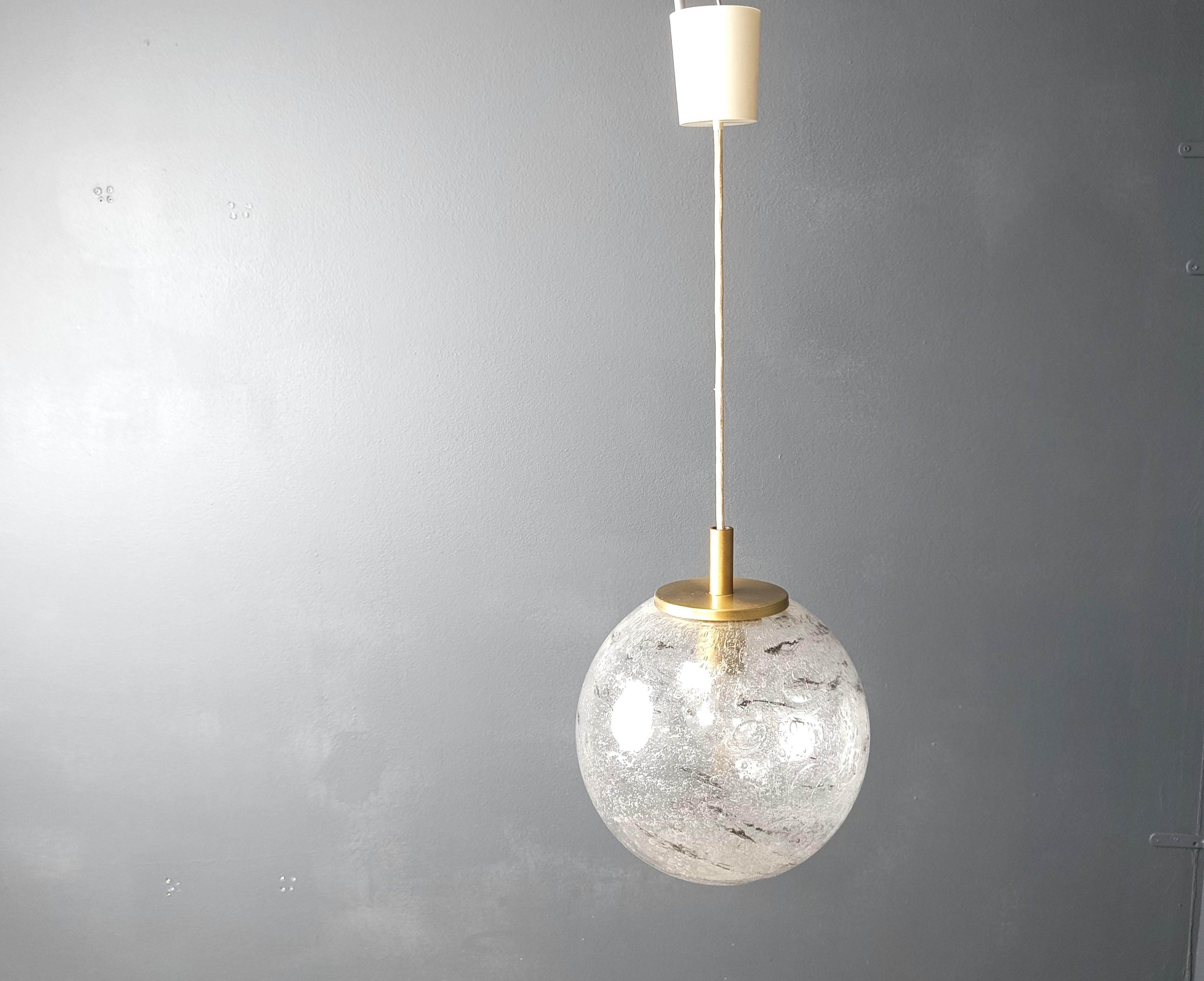 Lampada a sospensione a globo vintage di Doria Leuchten, anni '60 in vendita 4