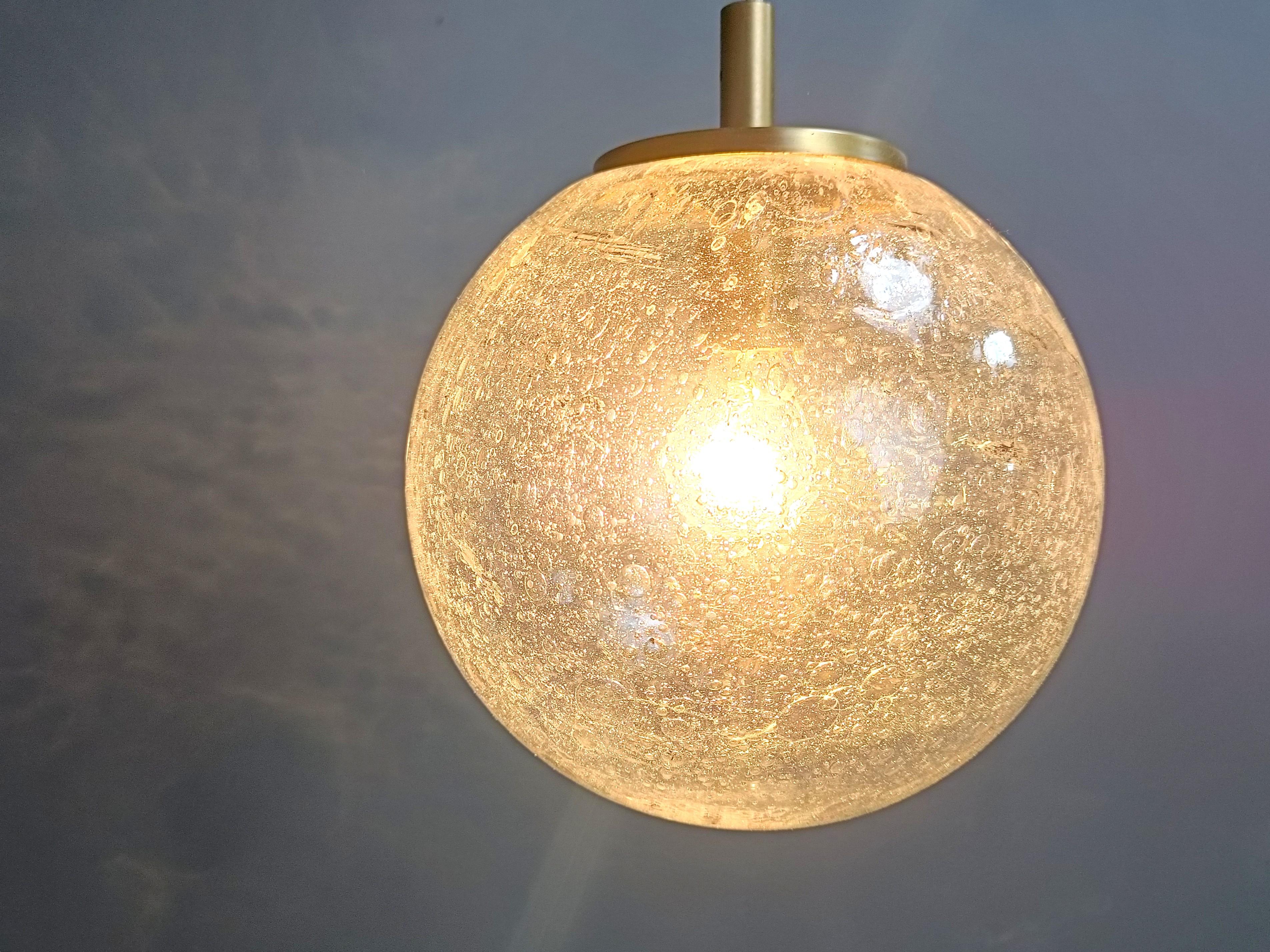 Bellissima lampada a sospensione a globo in vetro di Doria Leuchten.

Bellissimo paralume in vetro realizzato a mano

Anni '60 - Germania

Misure: 
Altezza: 65 cm
Diametro: 25 cm

Testato e pronto all'uso con una normale lampadina E27.

Rif.: