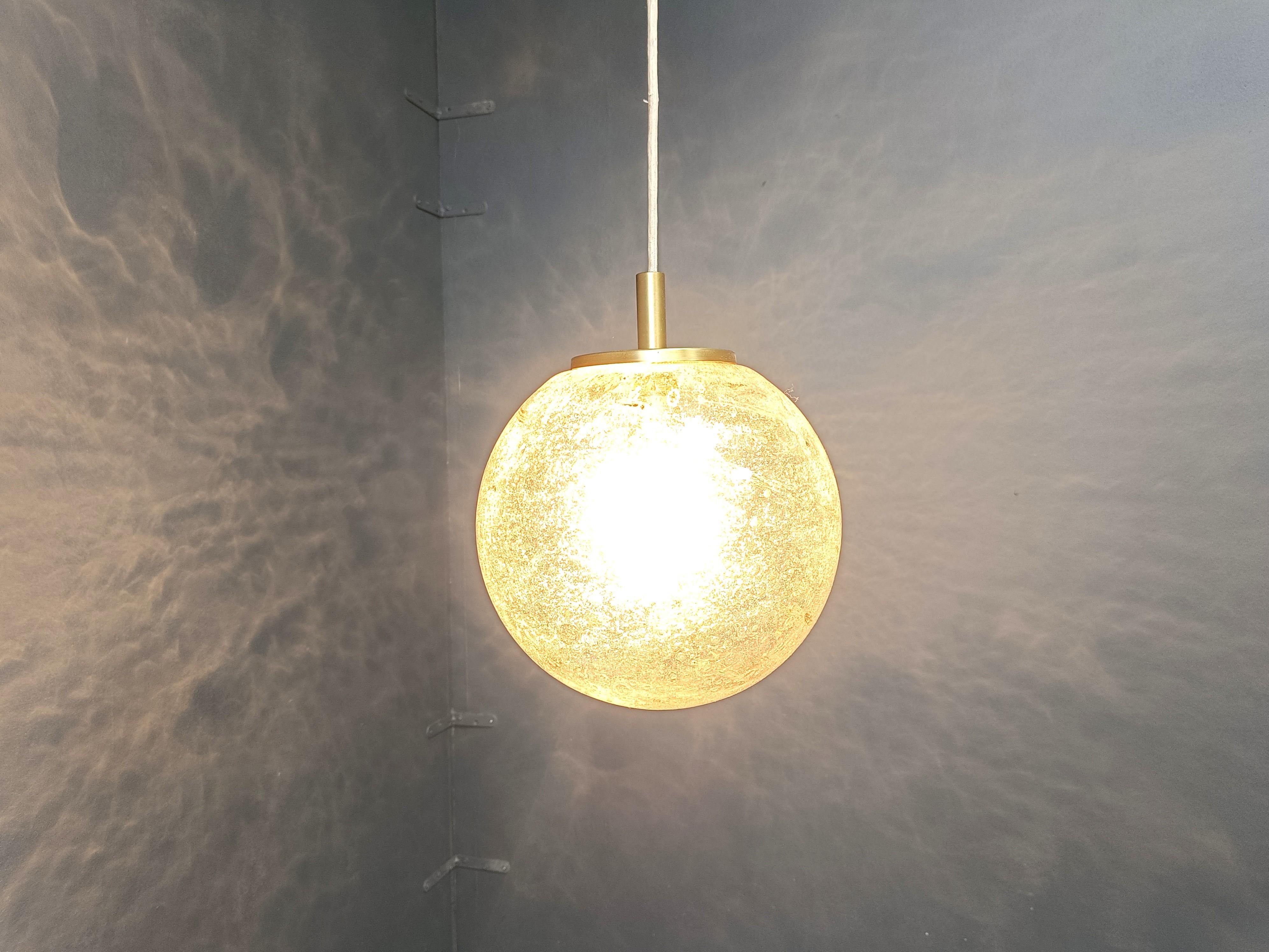 Mid-Century moderno Lampada a sospensione a globo vintage di Doria Leuchten, anni '60 in vendita