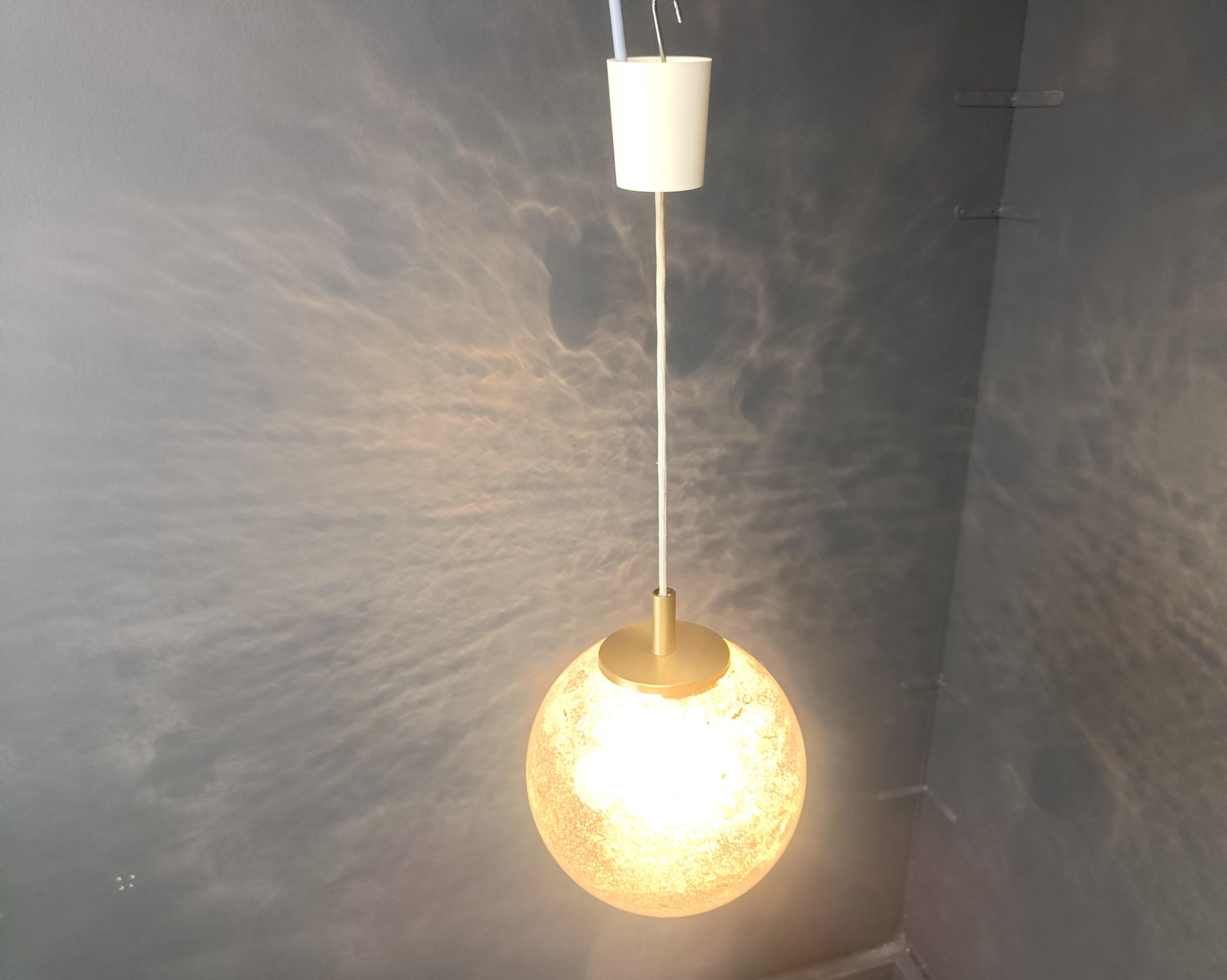 Tedesco Lampada a sospensione a globo vintage di Doria Leuchten, anni '60 in vendita