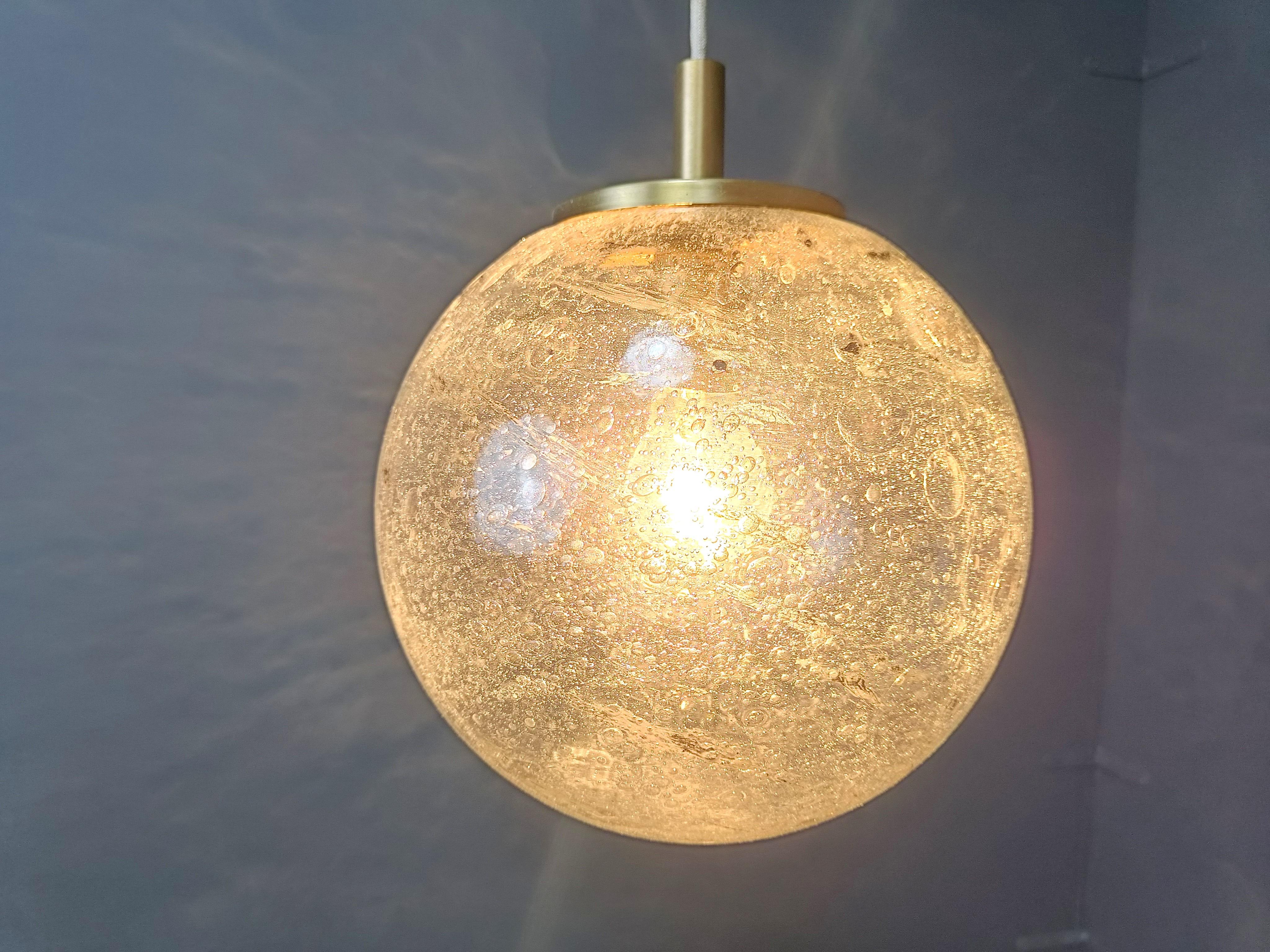 Lampada a sospensione a globo vintage di Doria Leuchten, anni '60 In condizioni buone in vendita a Leuven, Vlaams Gewest