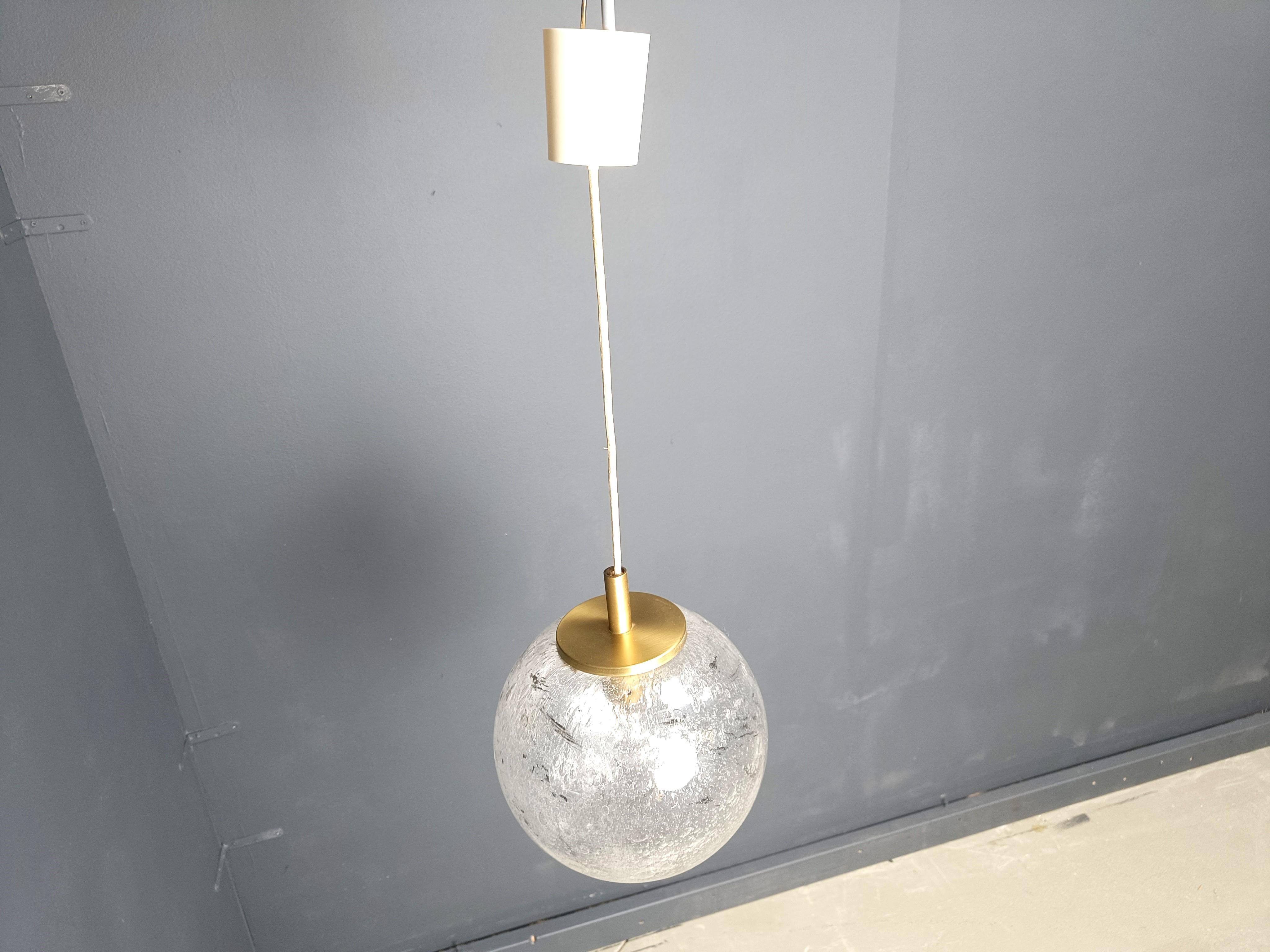 Ottone Lampada a sospensione a globo vintage di Doria Leuchten, anni '60 in vendita