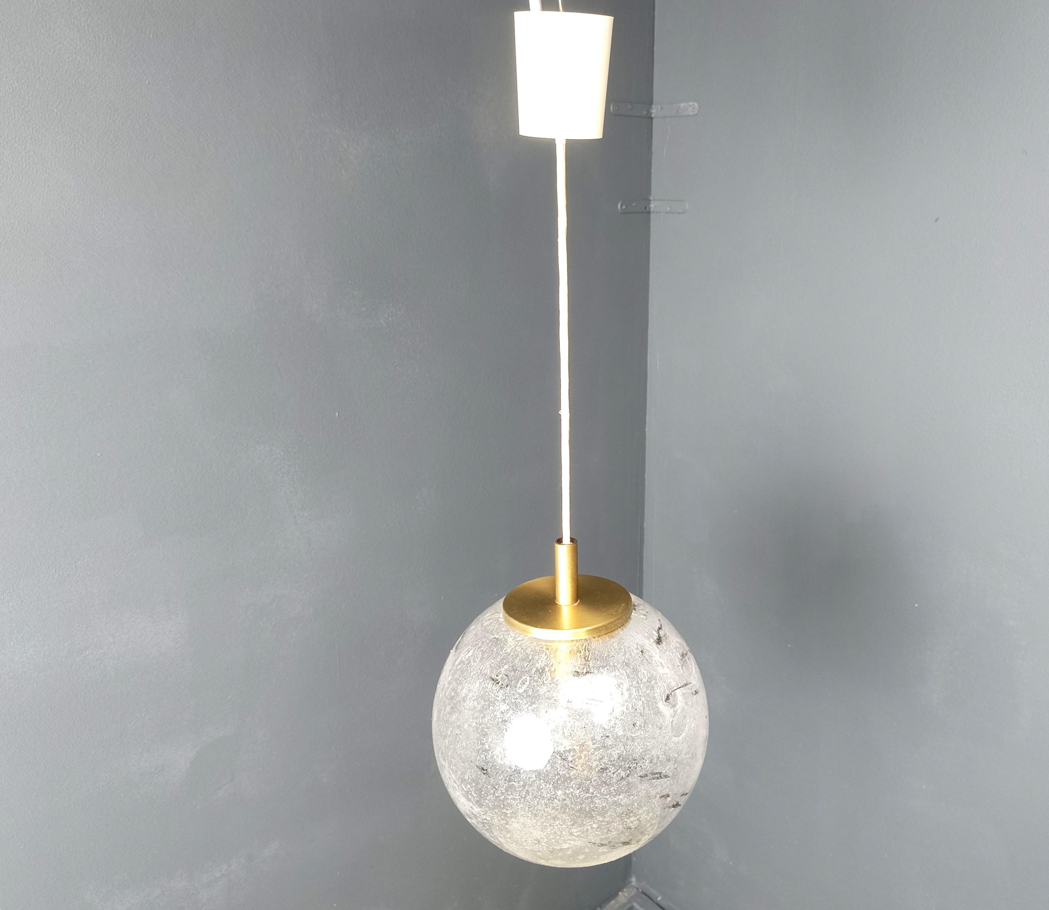 Lampada a sospensione a globo vintage di Doria Leuchten, anni '60 in vendita 2