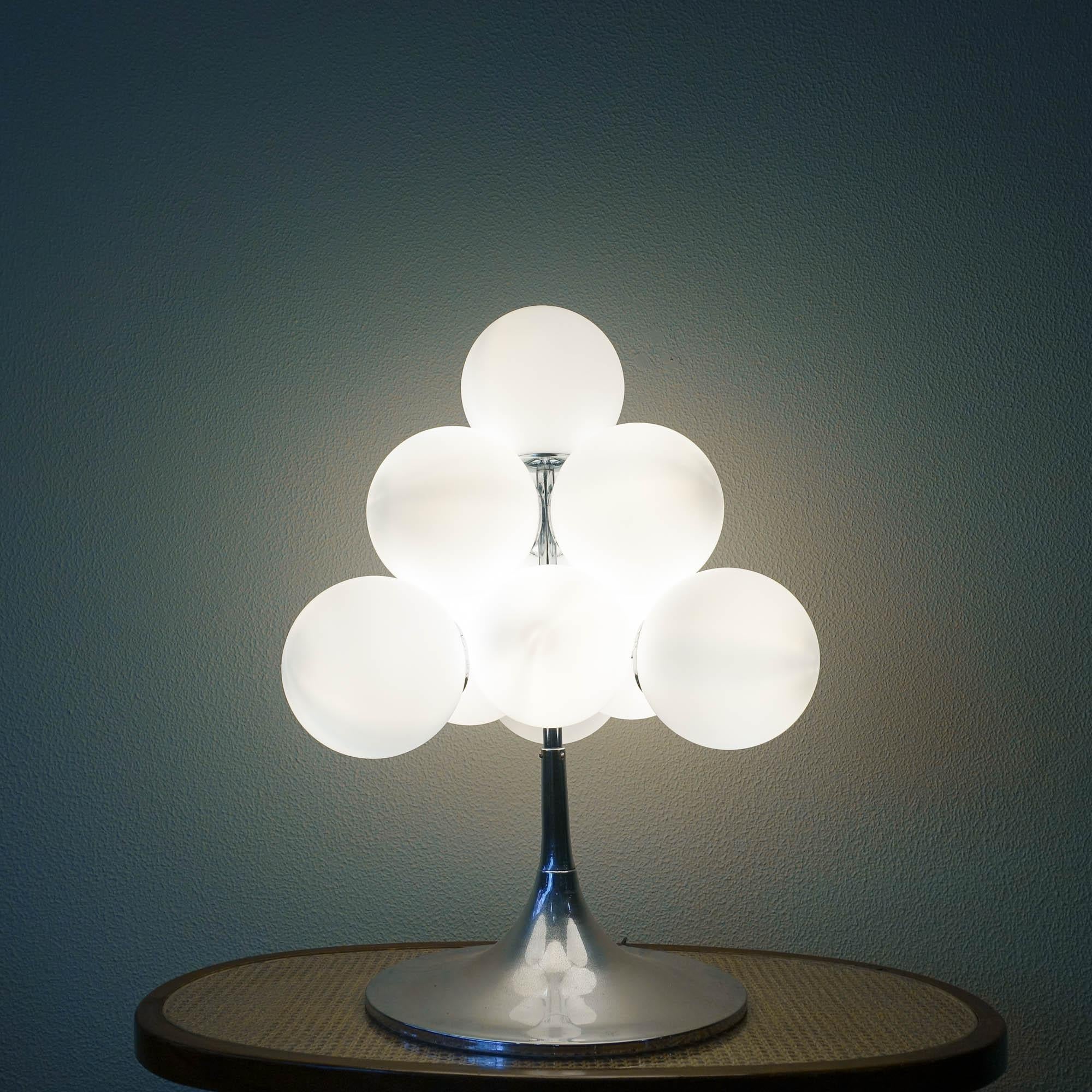 This table lamp was designed by E.R. Nele and produced by Temde, in Switzerland, during the 1960's. It consists of ten frosted glass globes, with 2 different sizes, that are attached to a chrome metal base in a tulip shape and stem. In original and