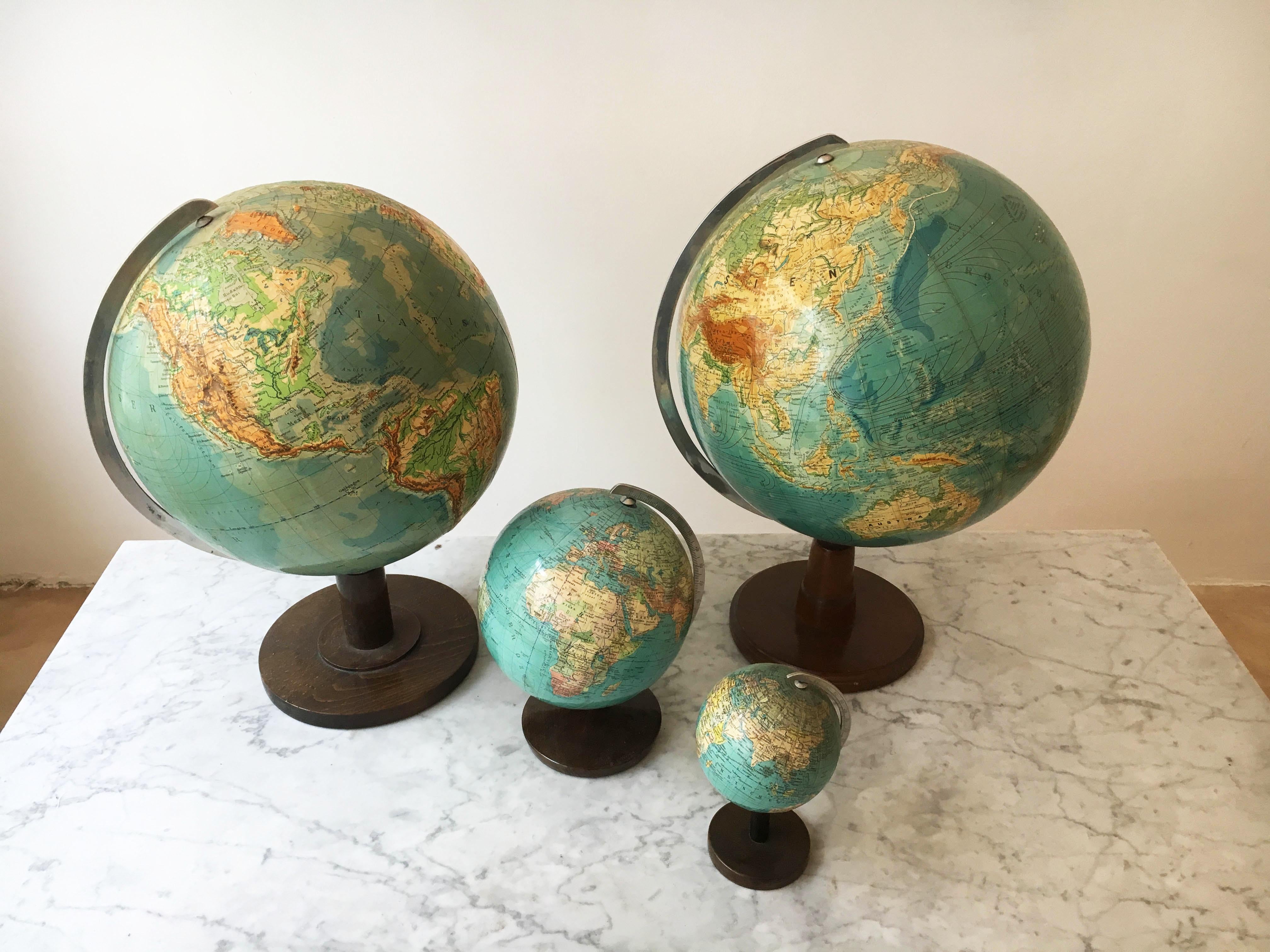 Vintage Globes Collection, Set of Four, Germany, 1930s im Zustand „Gut“ im Angebot in Vienna, Vienna
