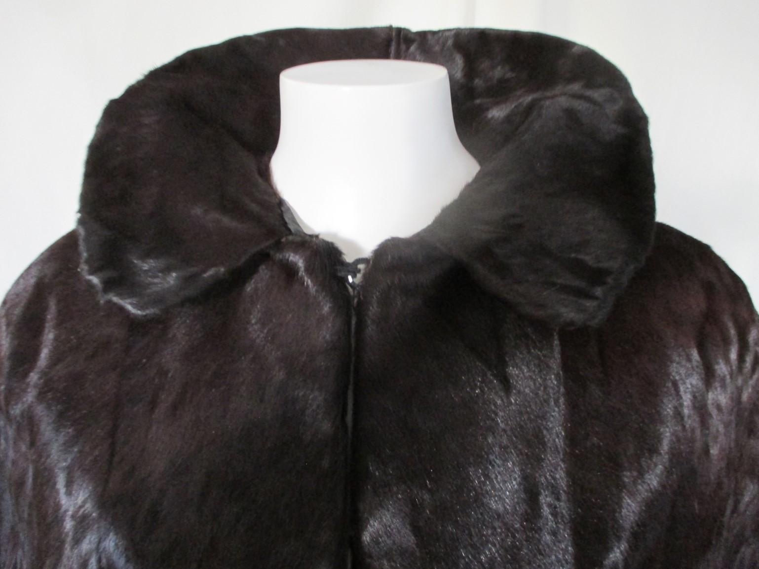 This vintage cape is made of glossy pony skin fur.
It has 3 closing hooks , no pockets
Color; brownish black
Size fits small to medium.

Please note that vintage items are not new and therefore might have minor imperfections.