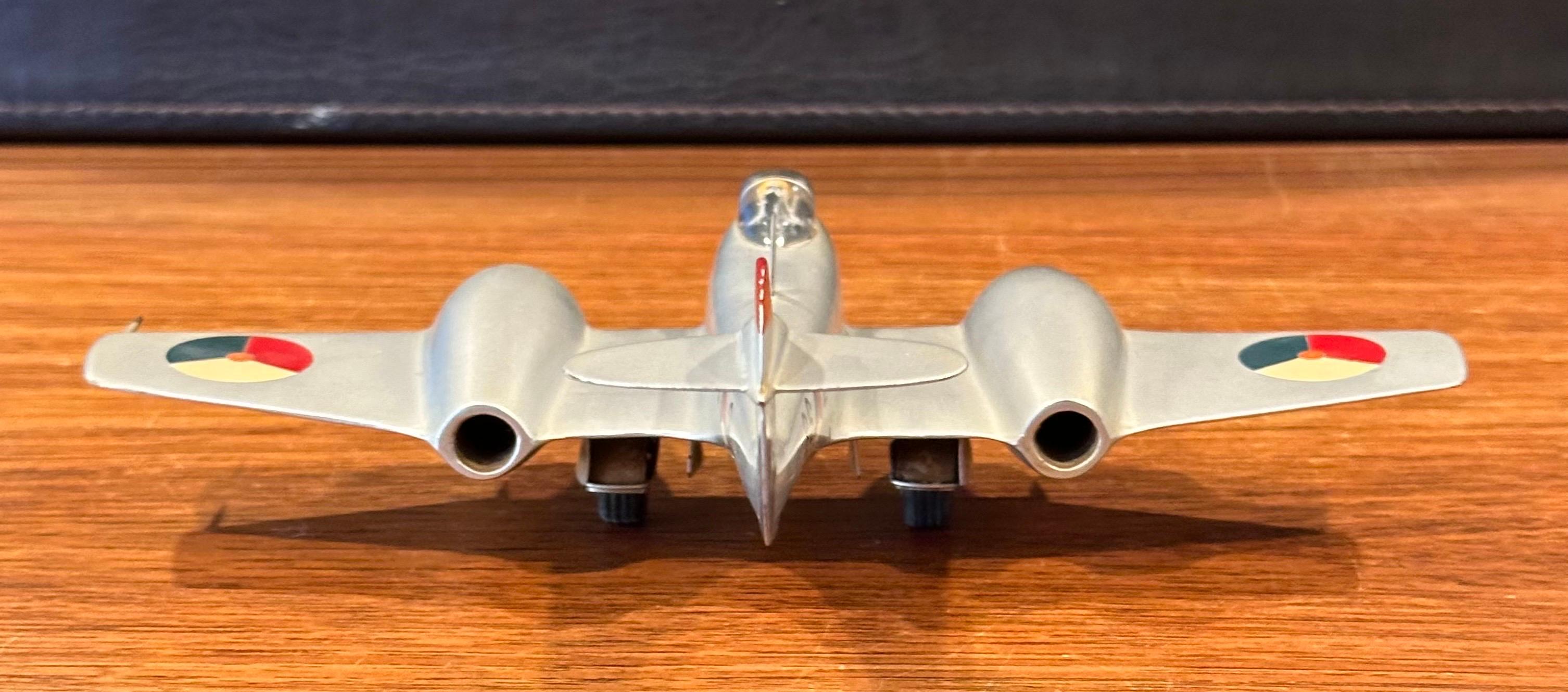 Modellino di aereo Gloster Meteor F4 d'epoca con cartolina in vendita 2