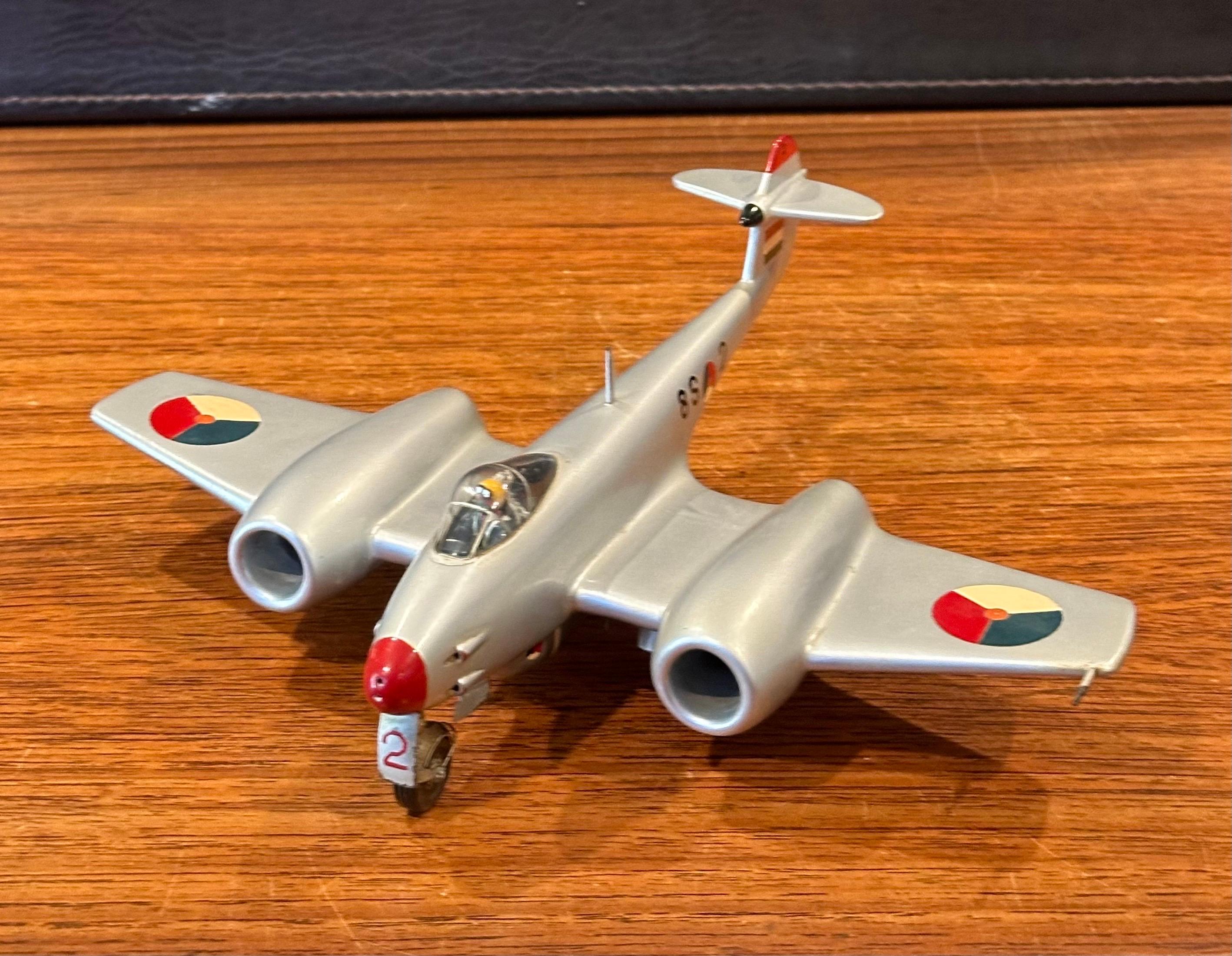 Modellino di aereo Gloster Meteor F4 d'epoca con cartolina in vendita 4