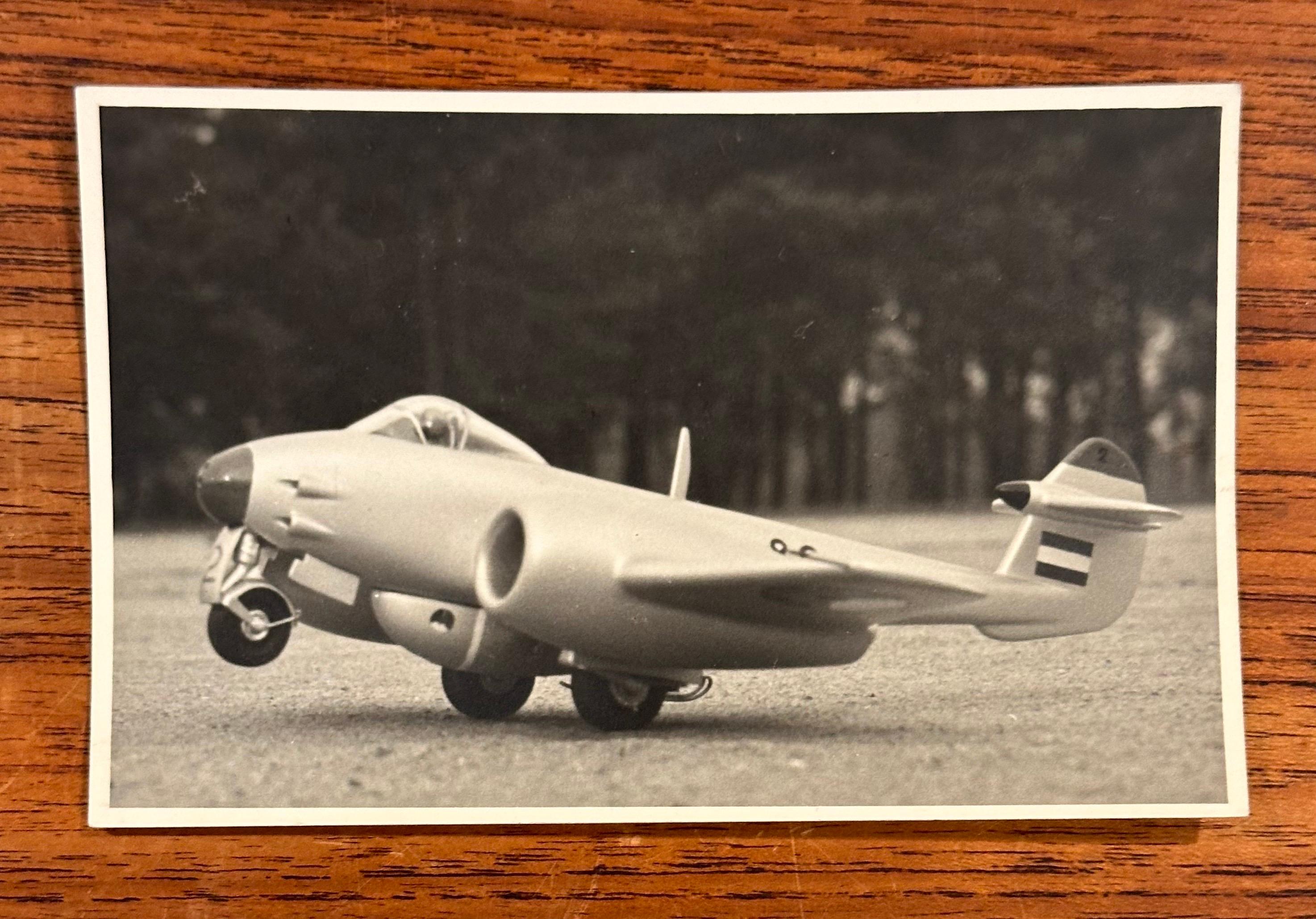 Modellino di aereo Gloster Meteor F4 d'epoca con cartolina in vendita 5
