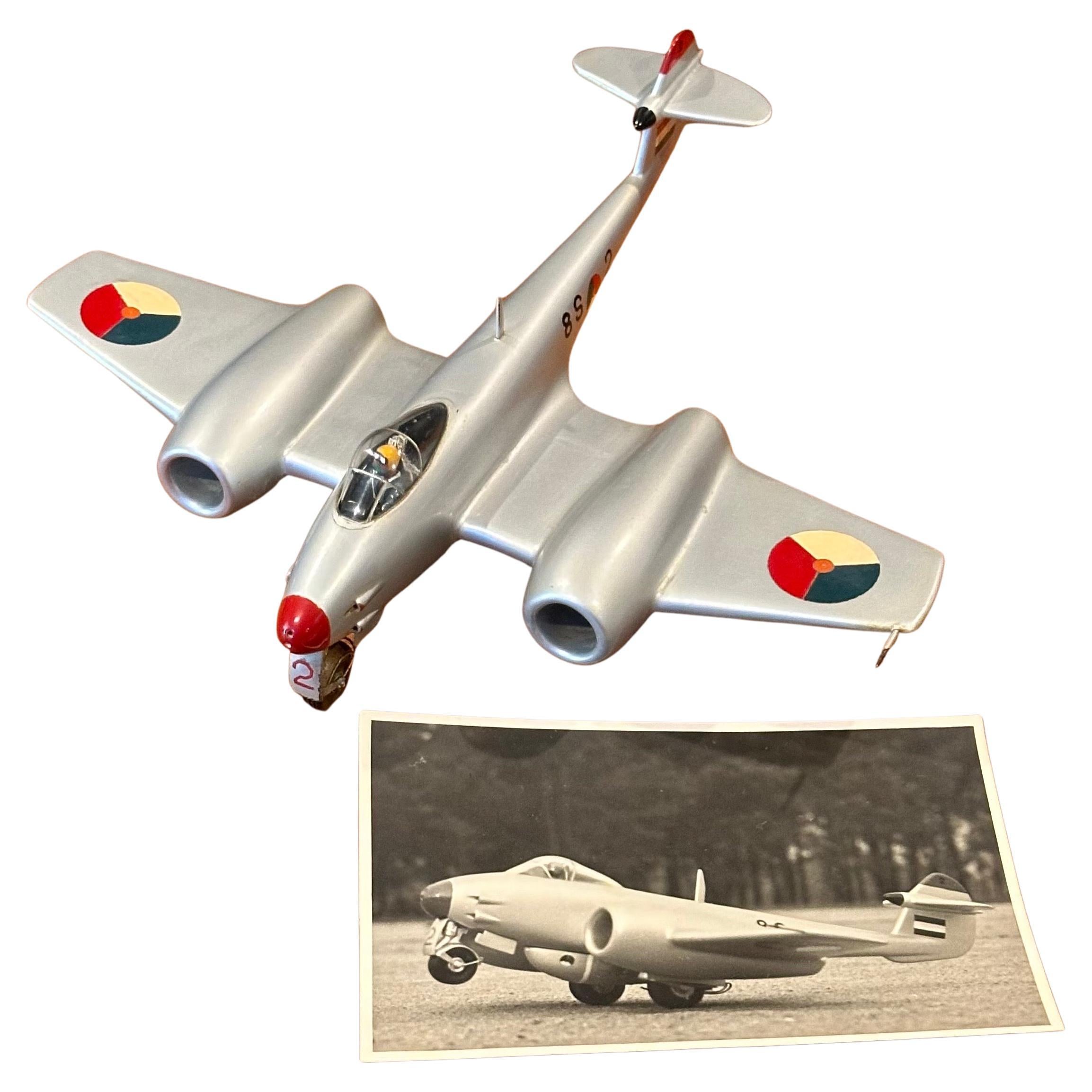 Modellino di aereo Gloster Meteor F4 d'epoca con cartolina in vendita 7