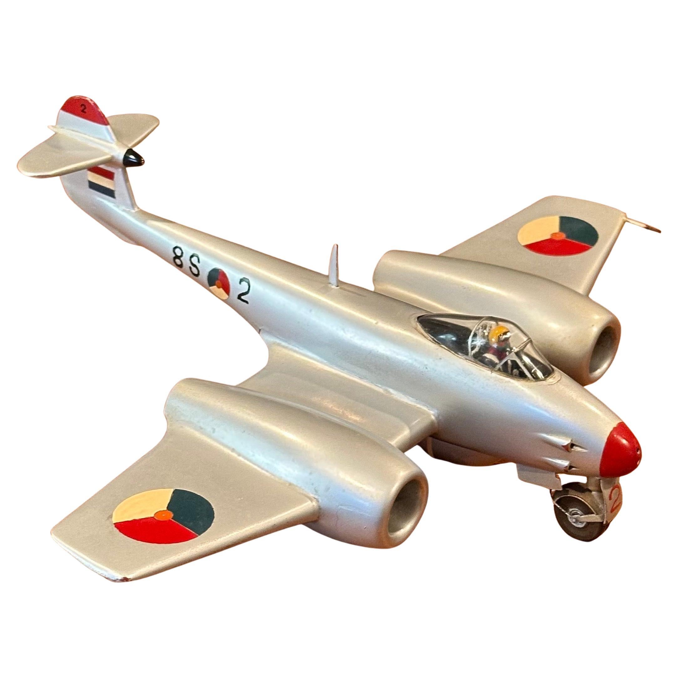 Un fantastico modello di aereo Gloster Meteor F4 d'epoca con modello da tavolo e cartolina in bianco e nero, anni '60 circa.  Il modello è in ottime condizioni e misura 9,5