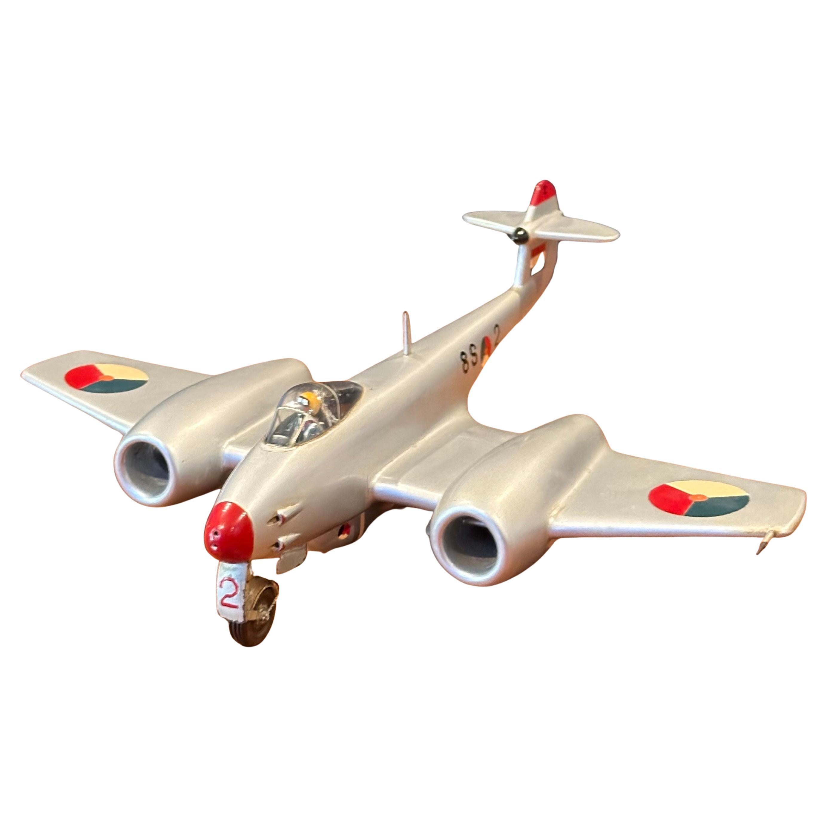 Mid-Century moderno Modellino di aereo Gloster Meteor F4 d'epoca con cartolina in vendita