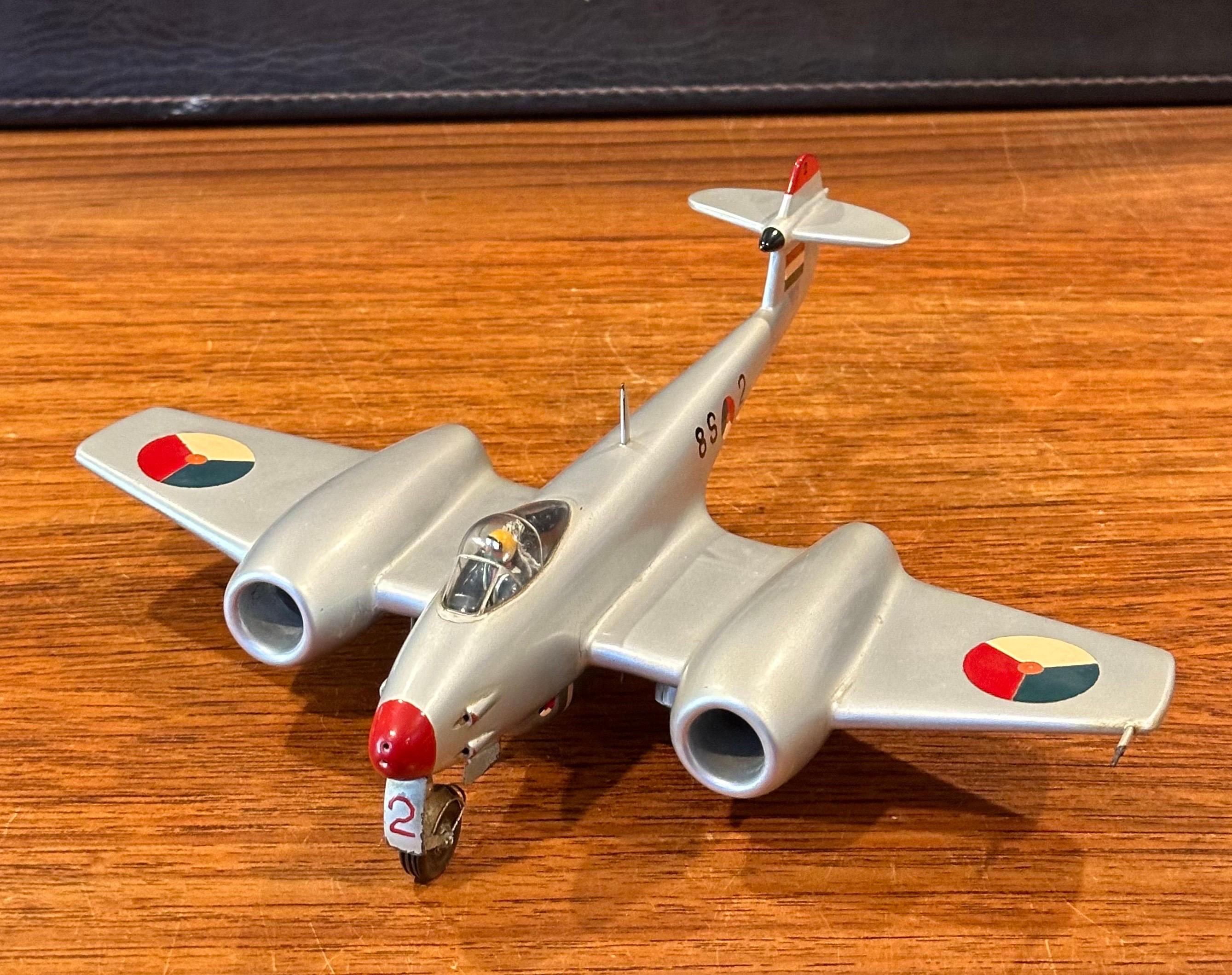 Americano Modellino di aereo Gloster Meteor F4 d'epoca con cartolina in vendita