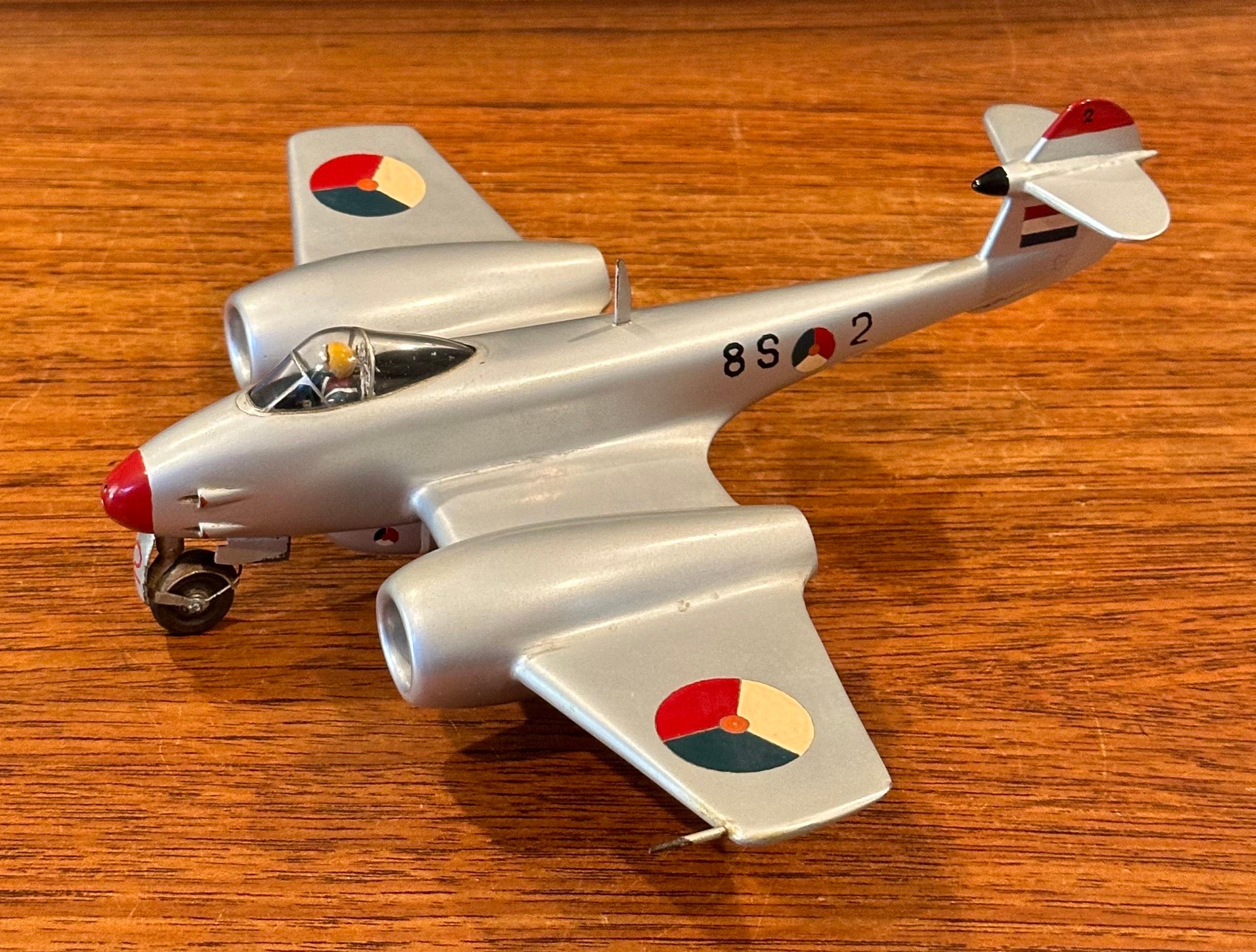 Dipinto a mano Modellino di aereo Gloster Meteor F4 d'epoca con cartolina in vendita