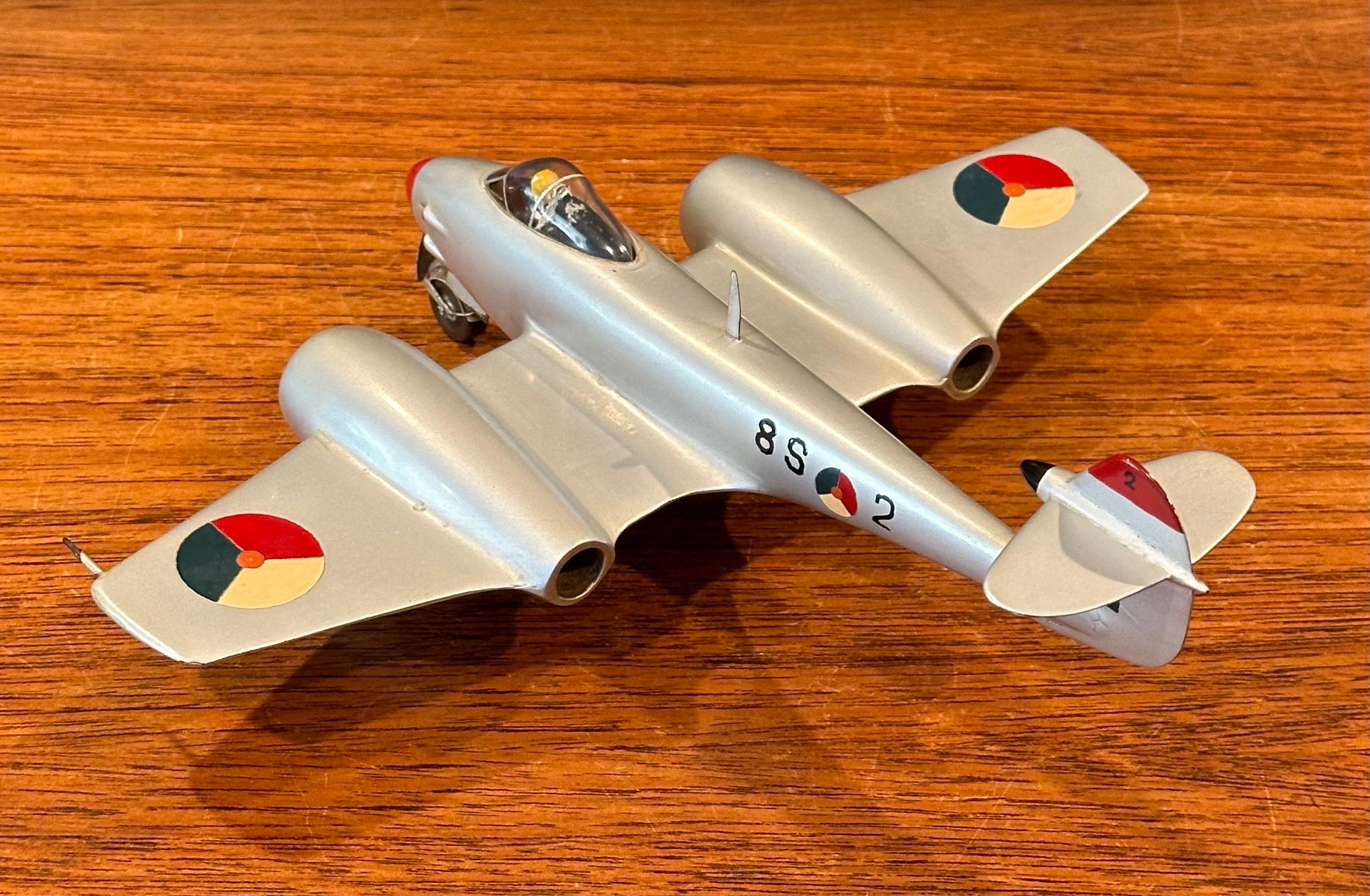 Modellino di aereo Gloster Meteor F4 d'epoca con cartolina In condizioni buone in vendita a San Diego, CA