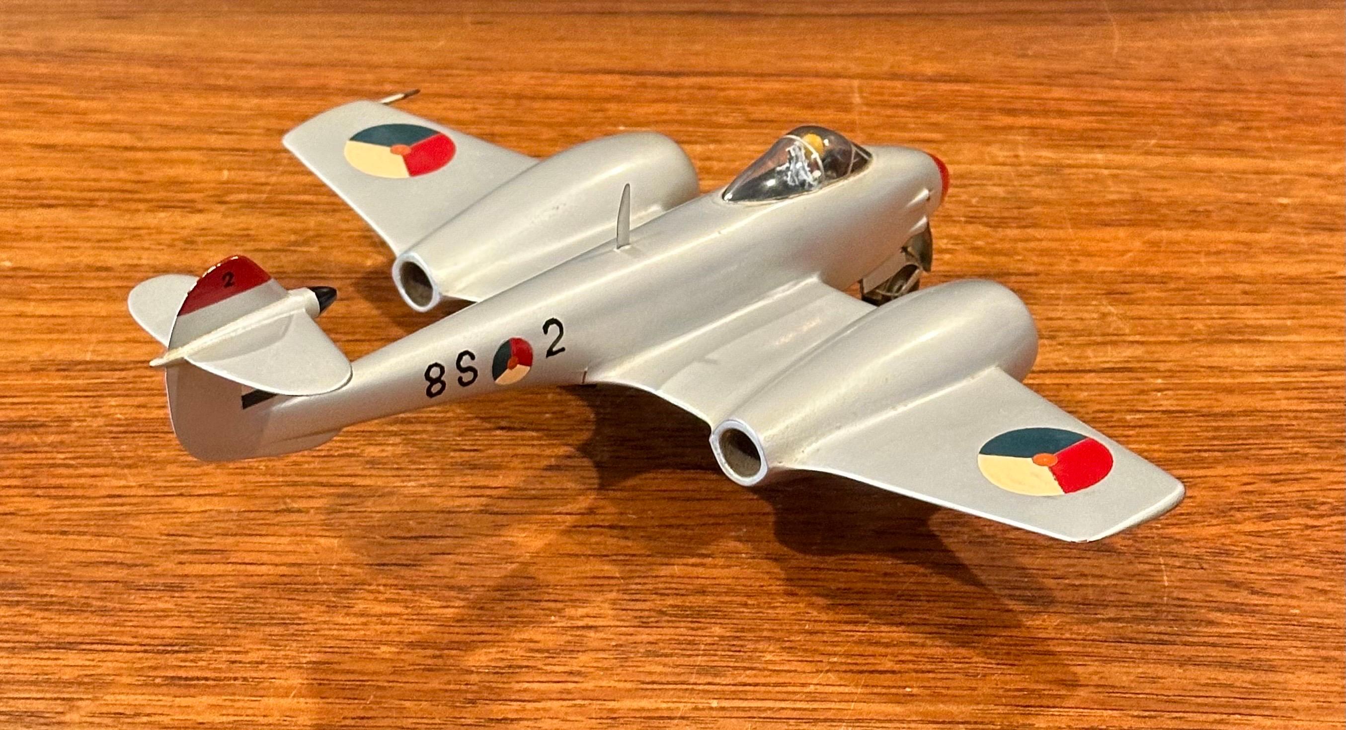 Plastica Modellino di aereo Gloster Meteor F4 d'epoca con cartolina in vendita