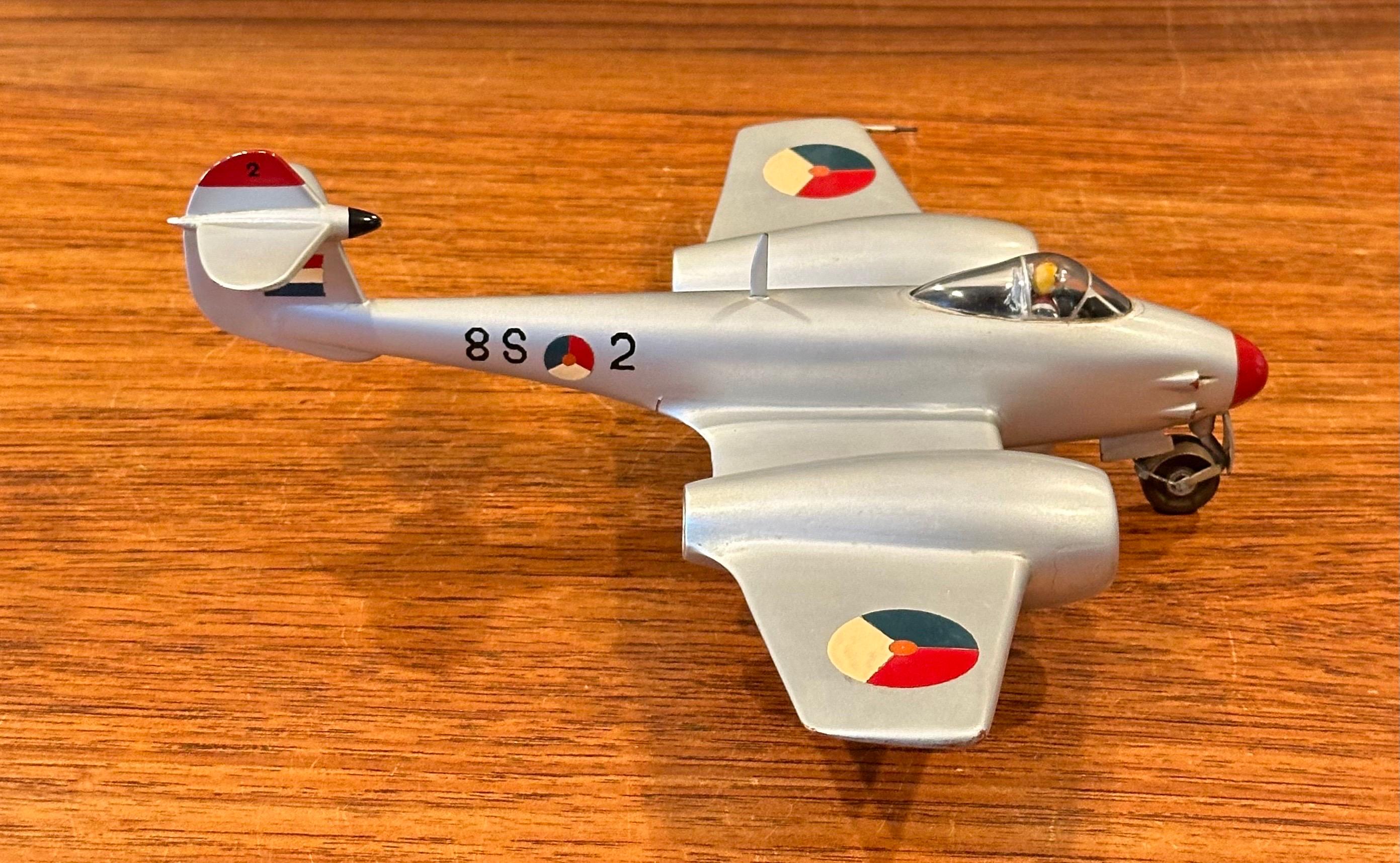 Modellino di aereo Gloster Meteor F4 d'epoca con cartolina in vendita 1