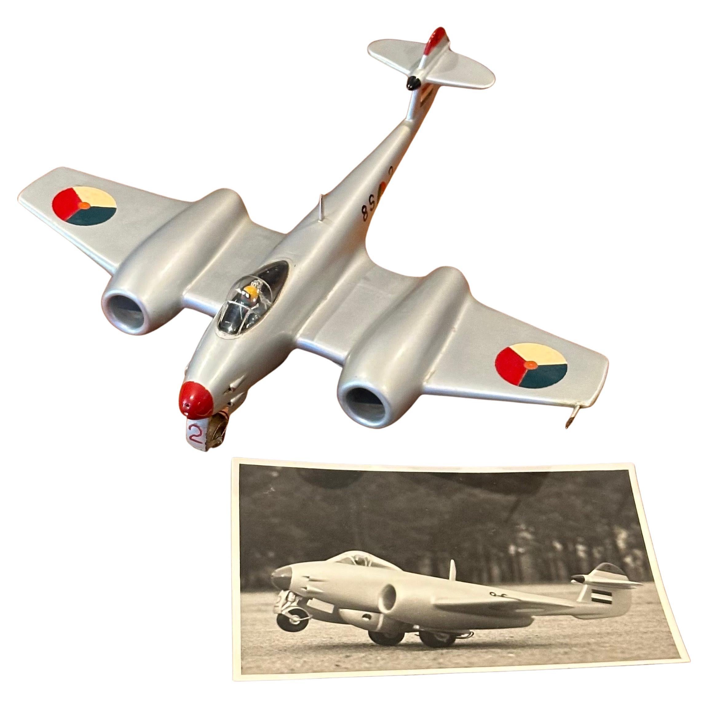 Modèle vintage d'avion Gloster Meteor F4 avec carte postale