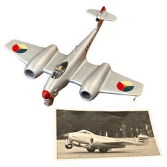 Modèle vintage d'avion Gloster Meteor F4 avec carte postale