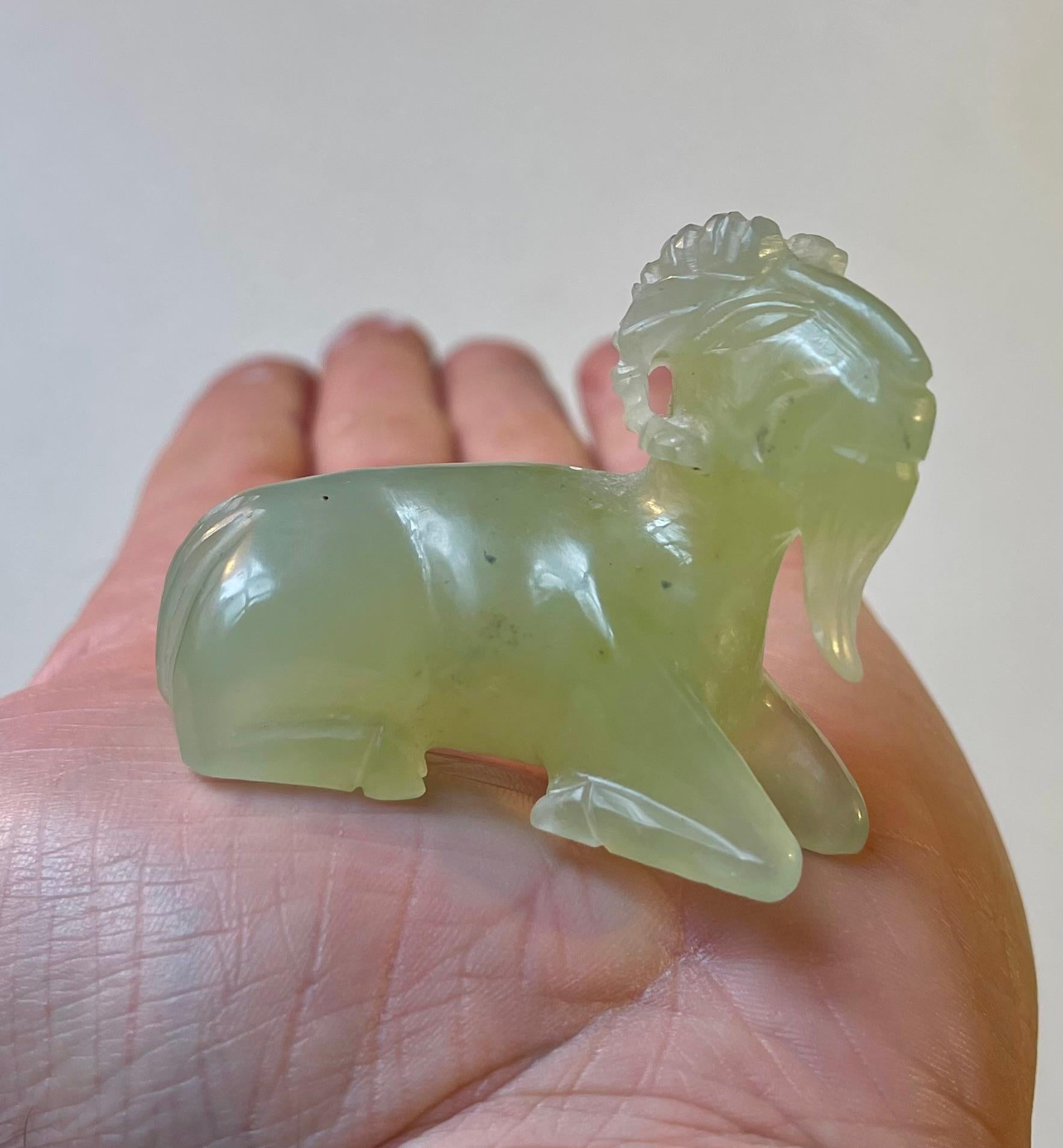 Una piccola statuetta o fermacarte intagliata a mano di una capra. I diavoli Pet eseguiti con gemme di giada verde chiaro. Prodotto in Asia negli anni '70 o prima. 

Misure: 6,5/5/3 cm (L/H/D).