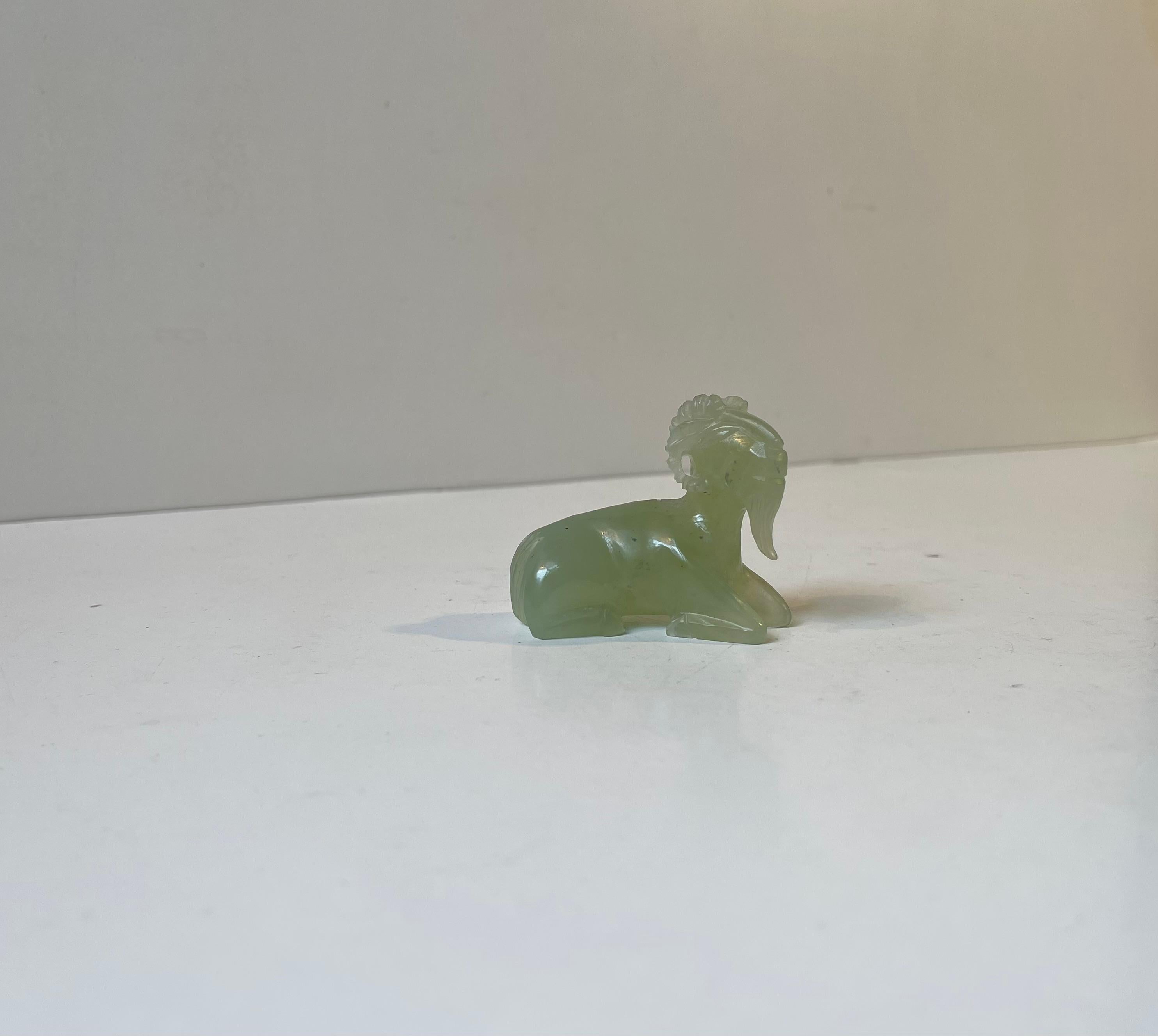 Esportazione cinese Statuetta di capra vintage in pietra di giada - The Devils Pet in vendita