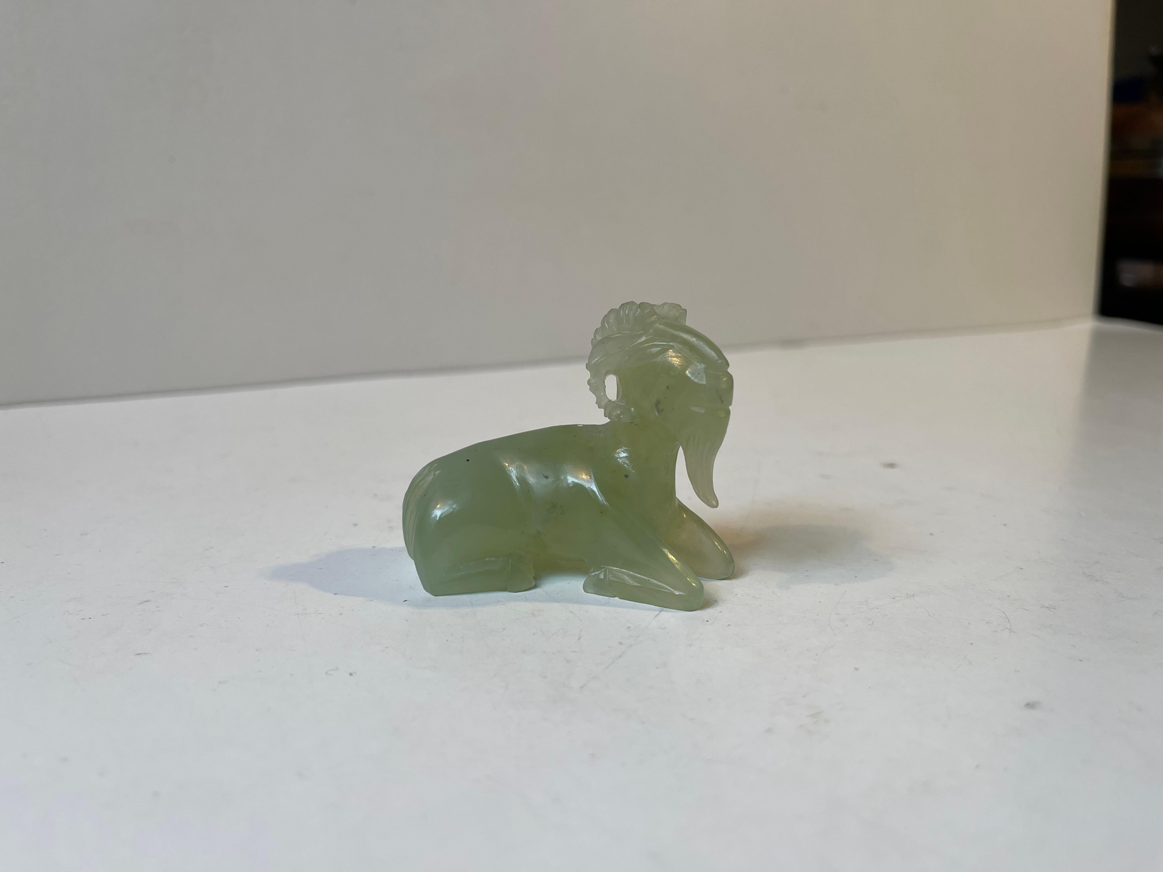 Fatto a mano Statuetta di capra vintage in pietra di giada - The Devils Pet in vendita