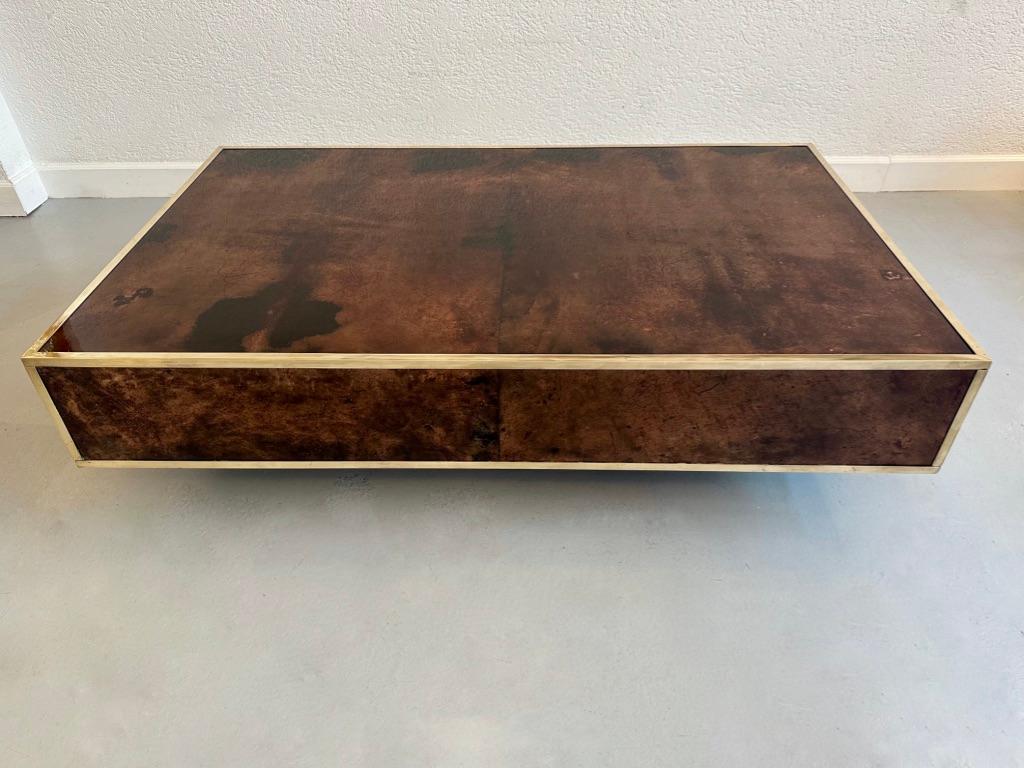 Table basse vintage en peau de chèvre et laiton d'Aldo Tura, Italie, vers 1970 Bon état - En vente à Geneva, CH