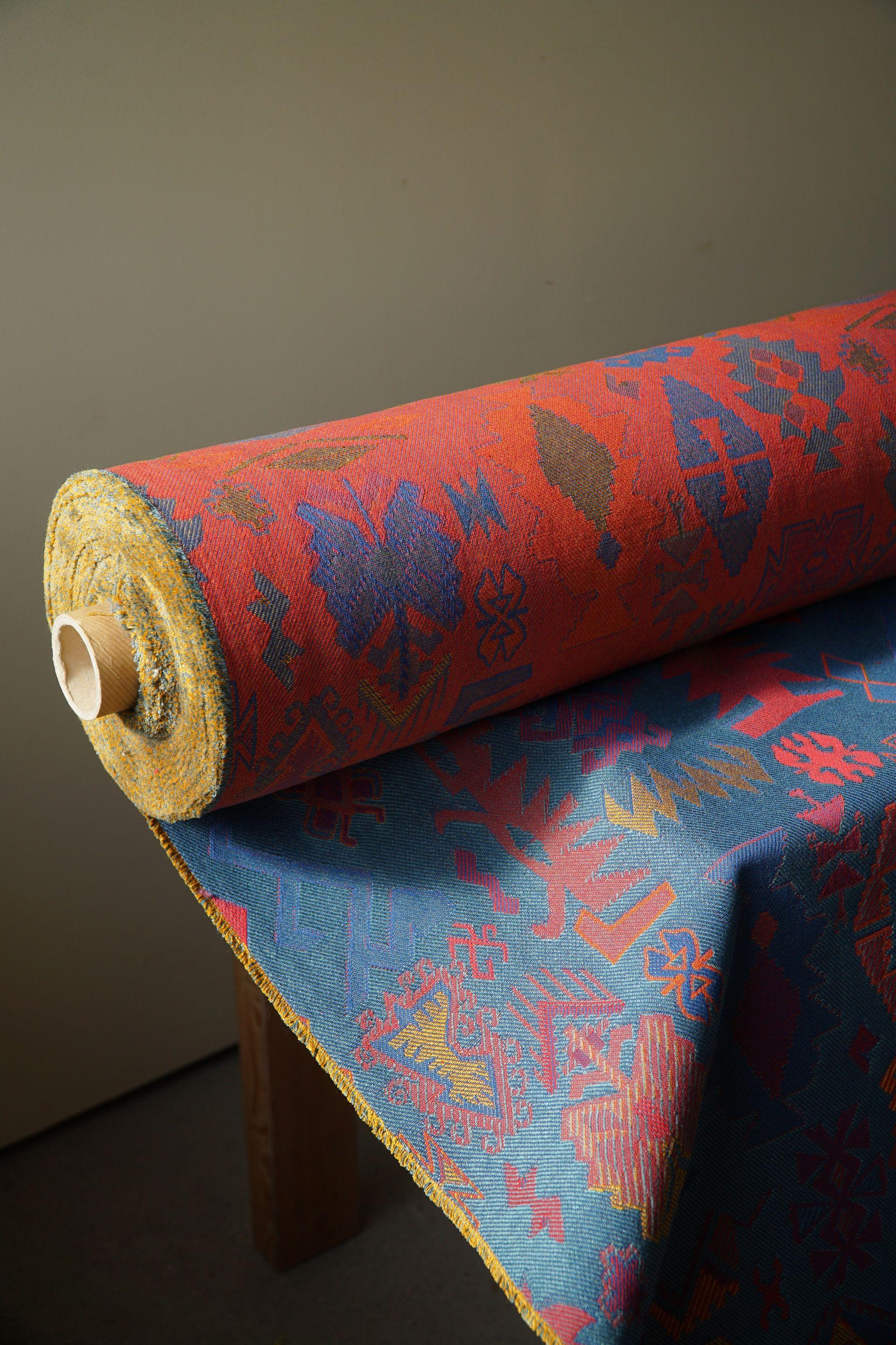 Merveilleux tissu obélisque vintage avec ornements Art Nouveau dans un mélange de coton et de viscose. Magnifique combinaison de couleurs : bleu, orange, rouge et violet. Acquis dans les années 80. Une belle opportunité d'avoir vos meubles vintage