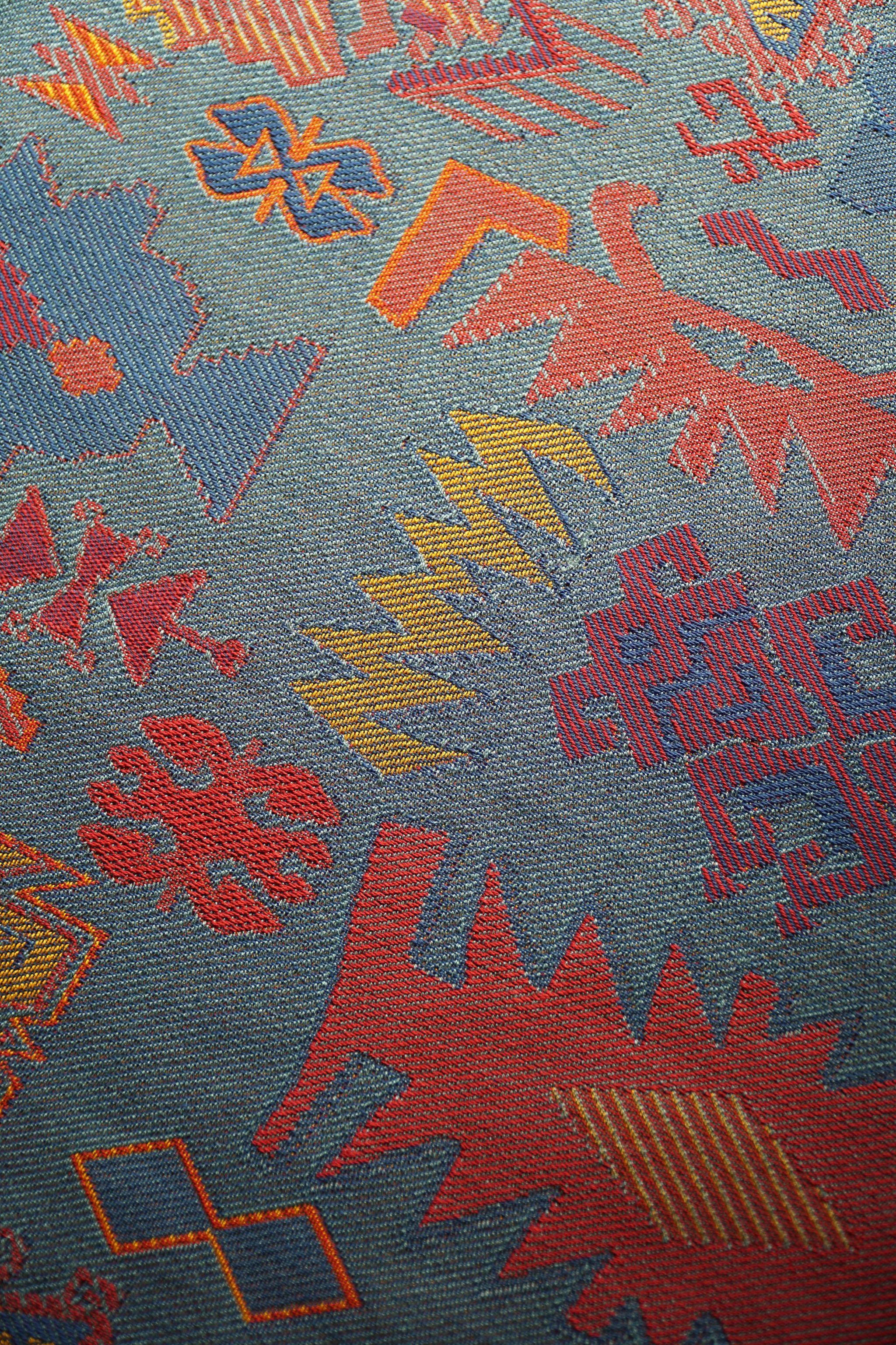 Tissu de rembourrage Gobelin vintage de différentes couleurs bleues et rouges, fin du 20e siècle en vente 2