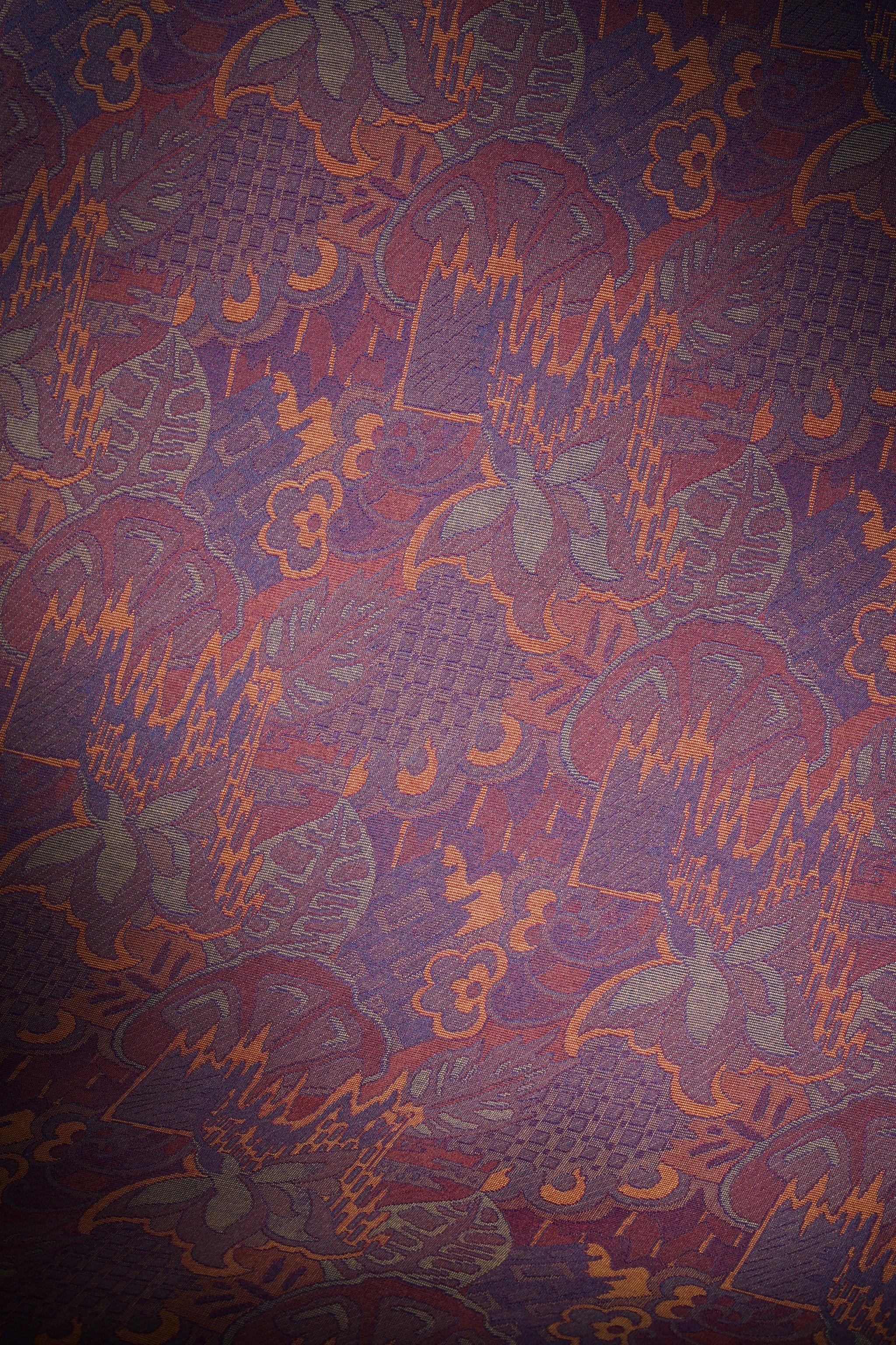 Merveilleux tissu obélisque vintage avec ornements Art Nouveau dans un mélange de coton et de viscose. Belle combinaison de couleurs : violet, orange, bleu et rouge. Acquis dans les années 80. Une belle opportunité d'avoir vos meubles vintage