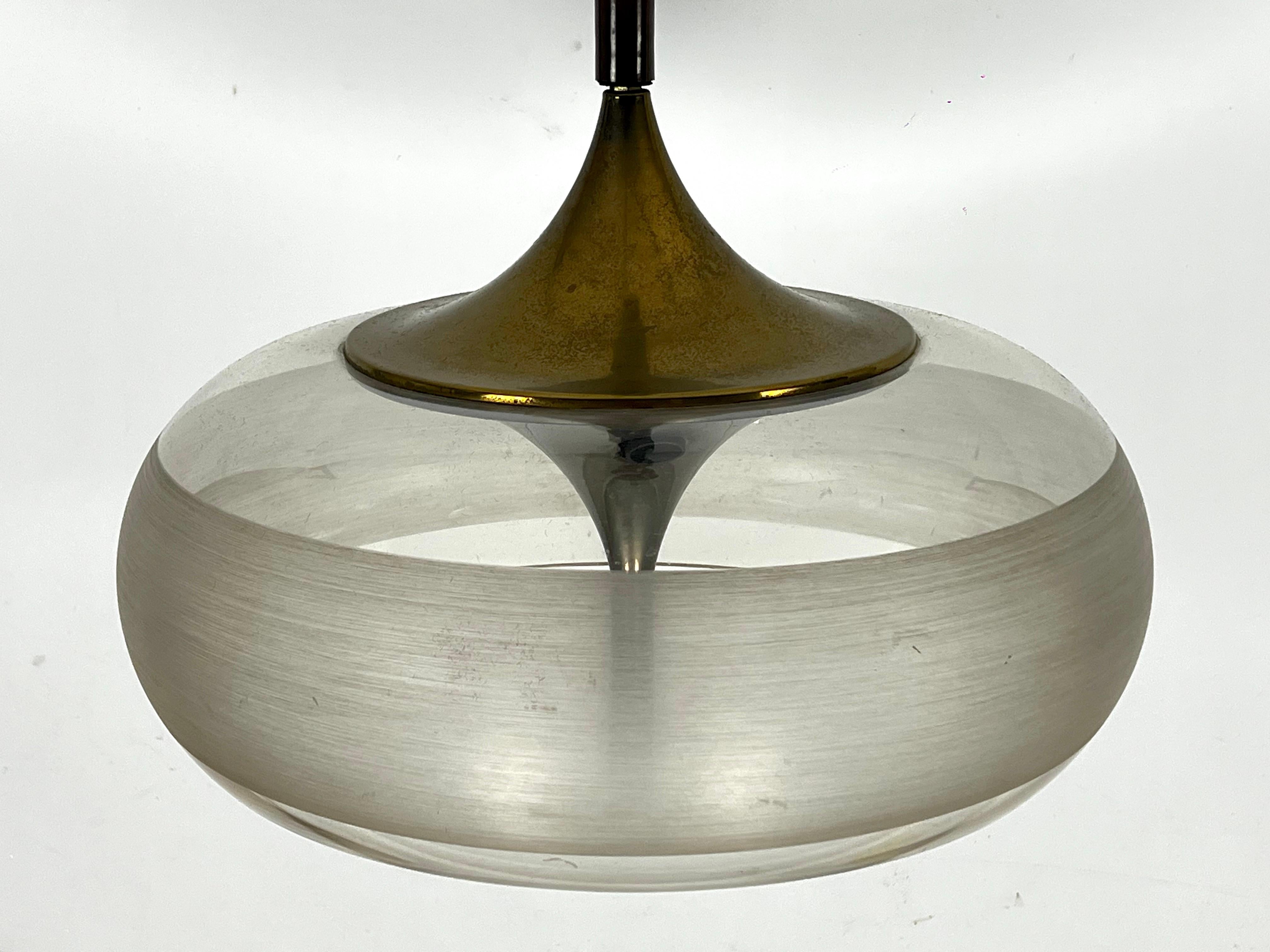 Vintage Goffredo Reggiani Brass and Acrylic chandelier. Italy 1960s  In Good Condition For Sale In Catania, CT