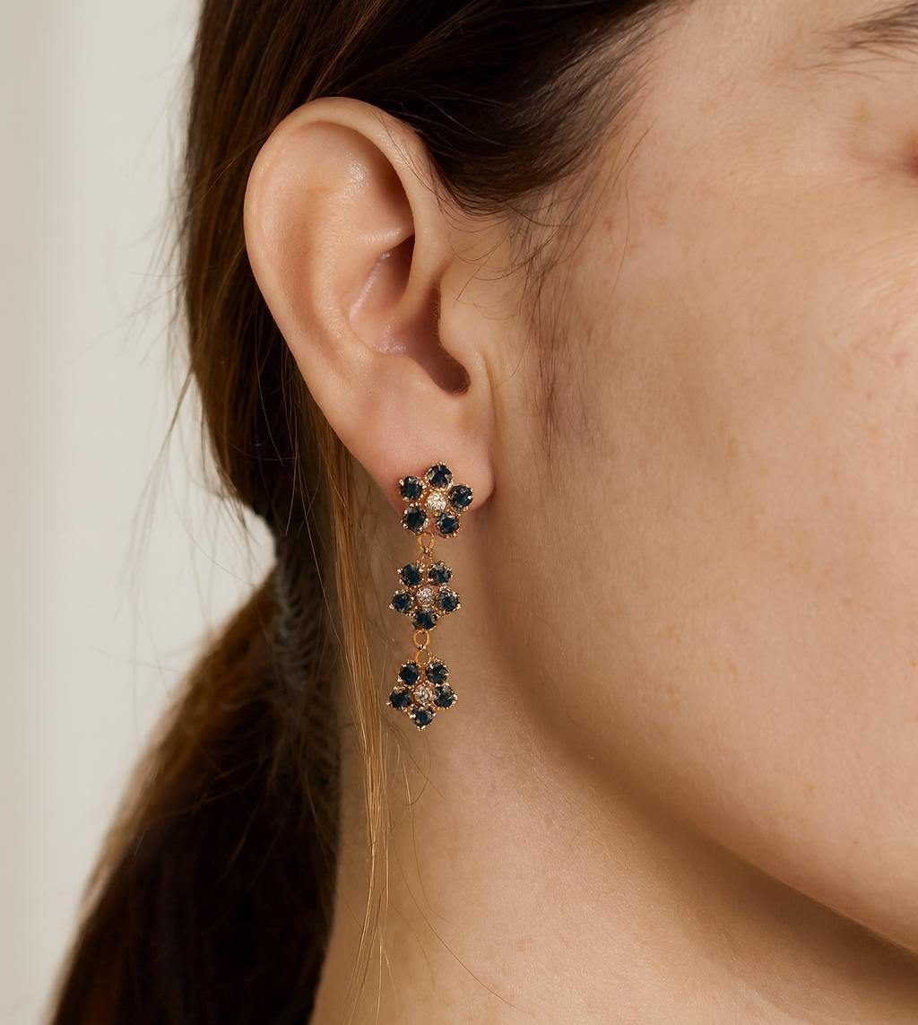 -Stein(e)-
(30) Natürlicher echter Saphir - runder Brillantschliff - Zackenfassung - Farbe tiefes sattes Blau - 2,1ctw (ca.)
(6) Natürliche echte Diamanten - Einzelschliff - Zackenfassung - schöne weiße Brillanten - 0,15ctw (ca.)

MATERIAL: Massives